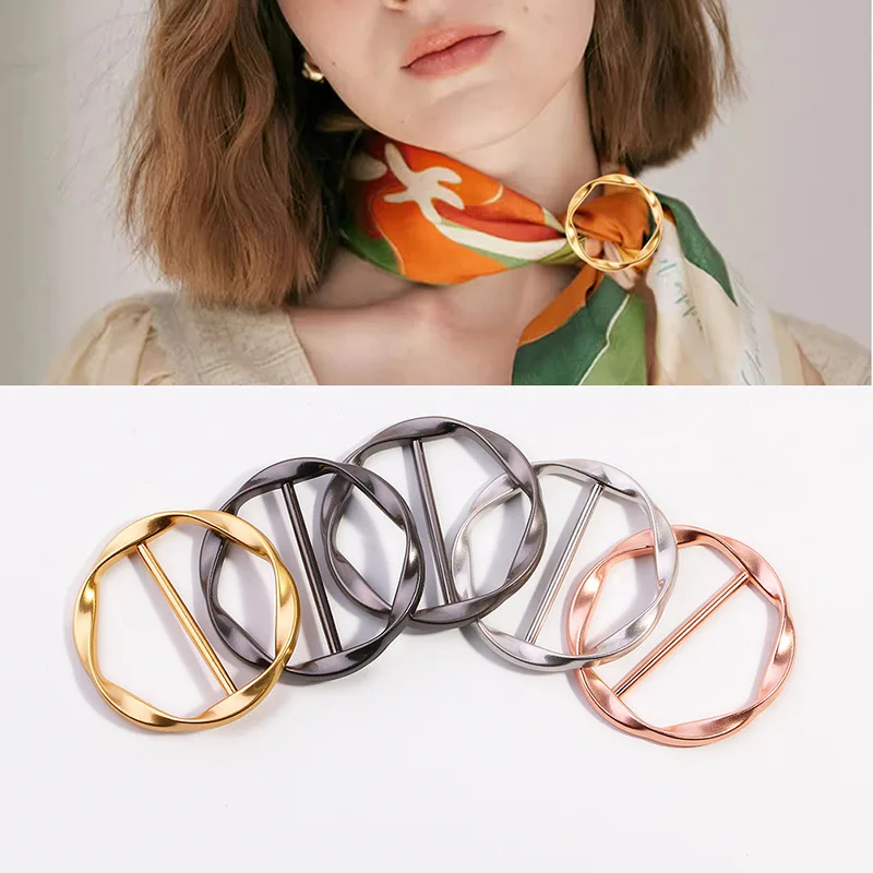 Hot Selling Silk Scarf Ring Clip T-shirt Tie Clips for Women Fashion Metal Round Circle Clip Buckle Clothing Ring Wrap