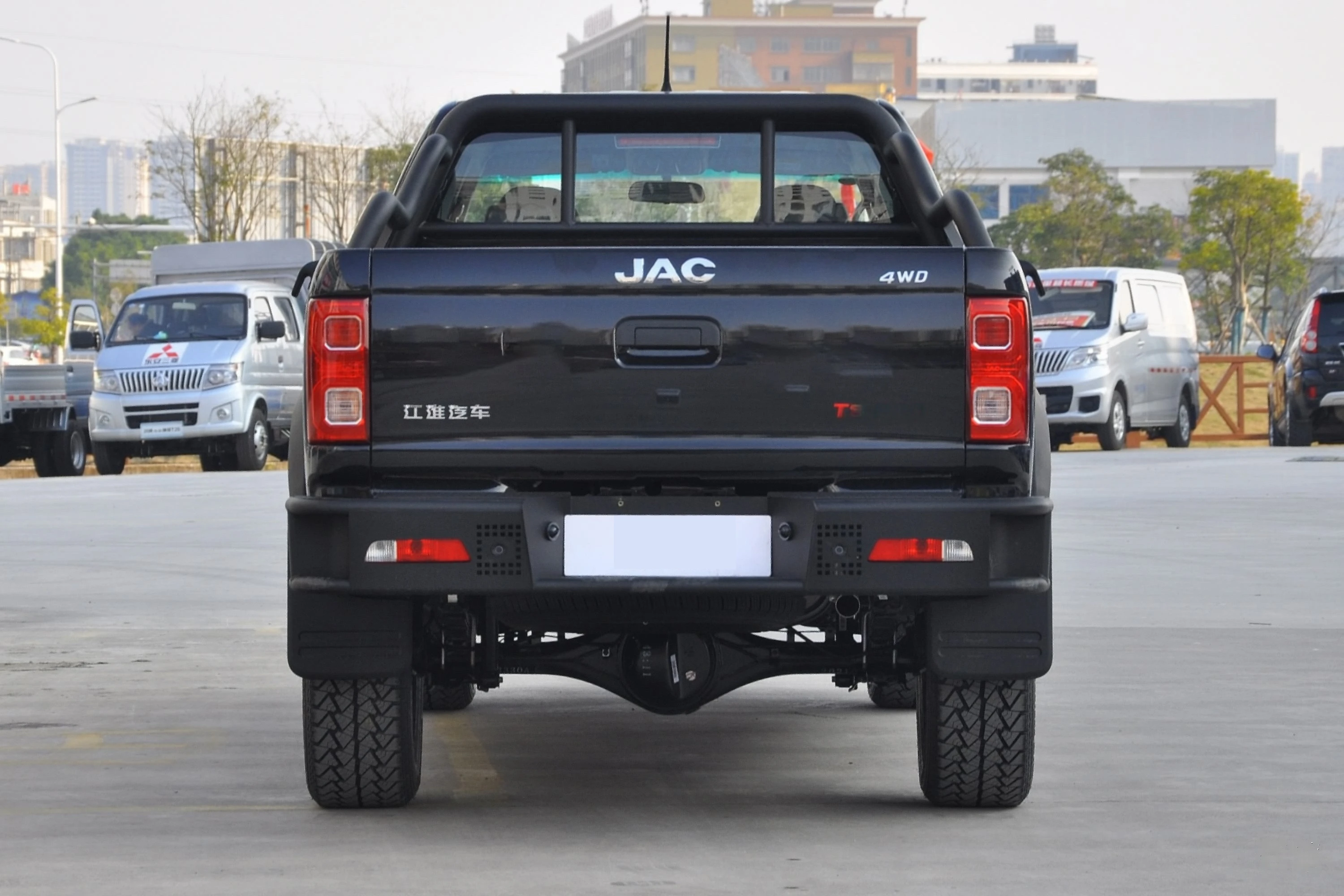 2022 JAC T8 Diesel Pickup Truck Manual 6-Speed Transmission AWD Drive R18 Tire Size with Rear Camera Used Car Chinese-Made