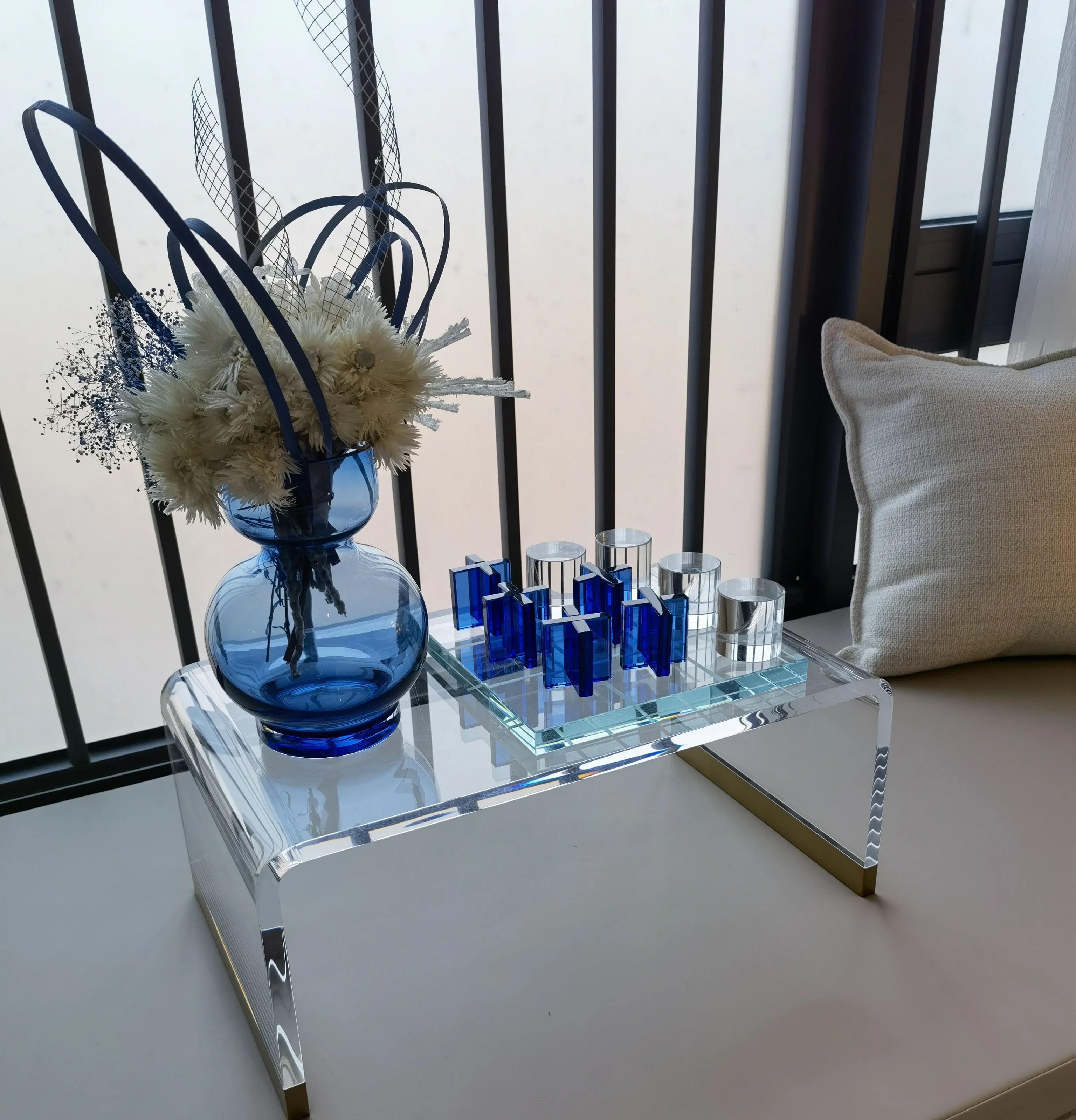 Acrylic display stand wholesale cosmetics display rack desktop product display stand organic plastic perfume demo stand