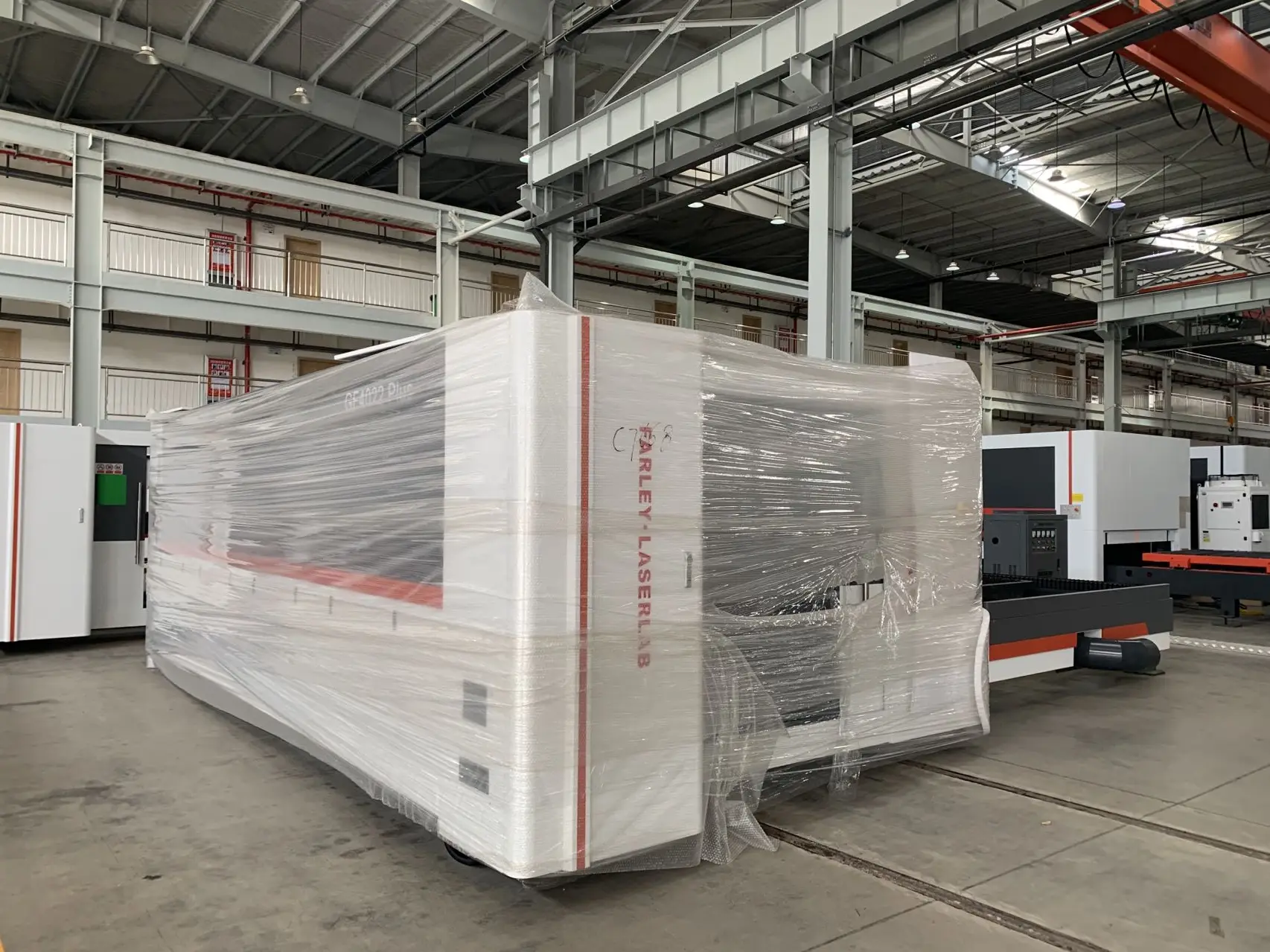HGTECH 3000 Вт 6000 12000 водяное охлаждение промышленное 1500*3000 мм 3015 волоконно-лазерное оборудование для резки листового металла