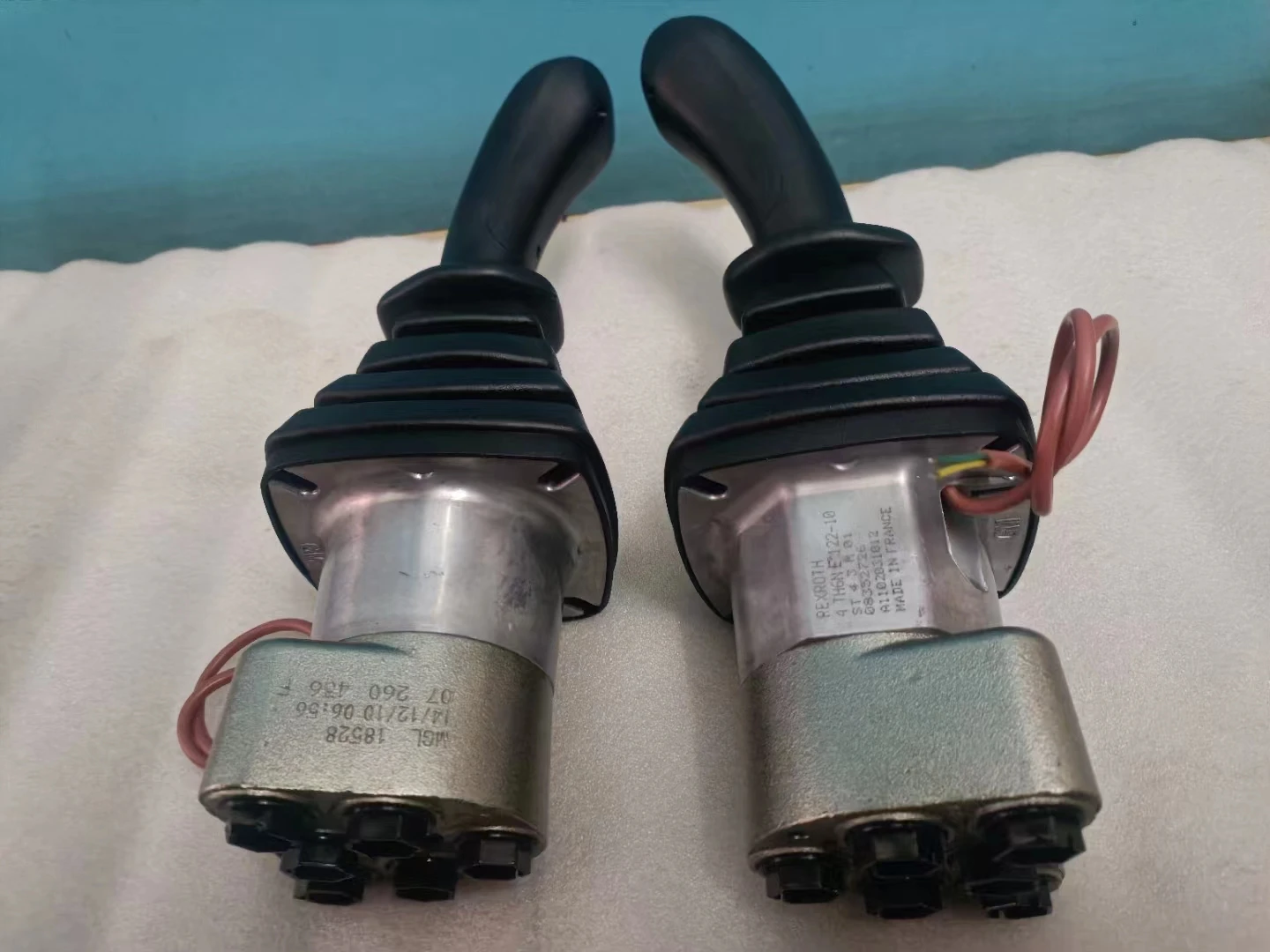 Excavator Left Right Joystick Handle Hydraulic Joystick Control Pilot Valve For SK PC CAT Excavator