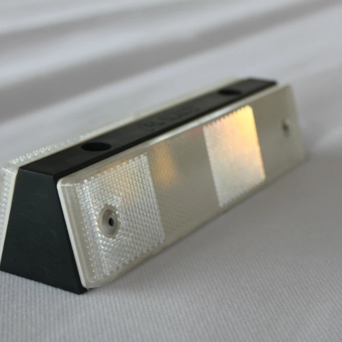 Column delineator single side reflective delineator post