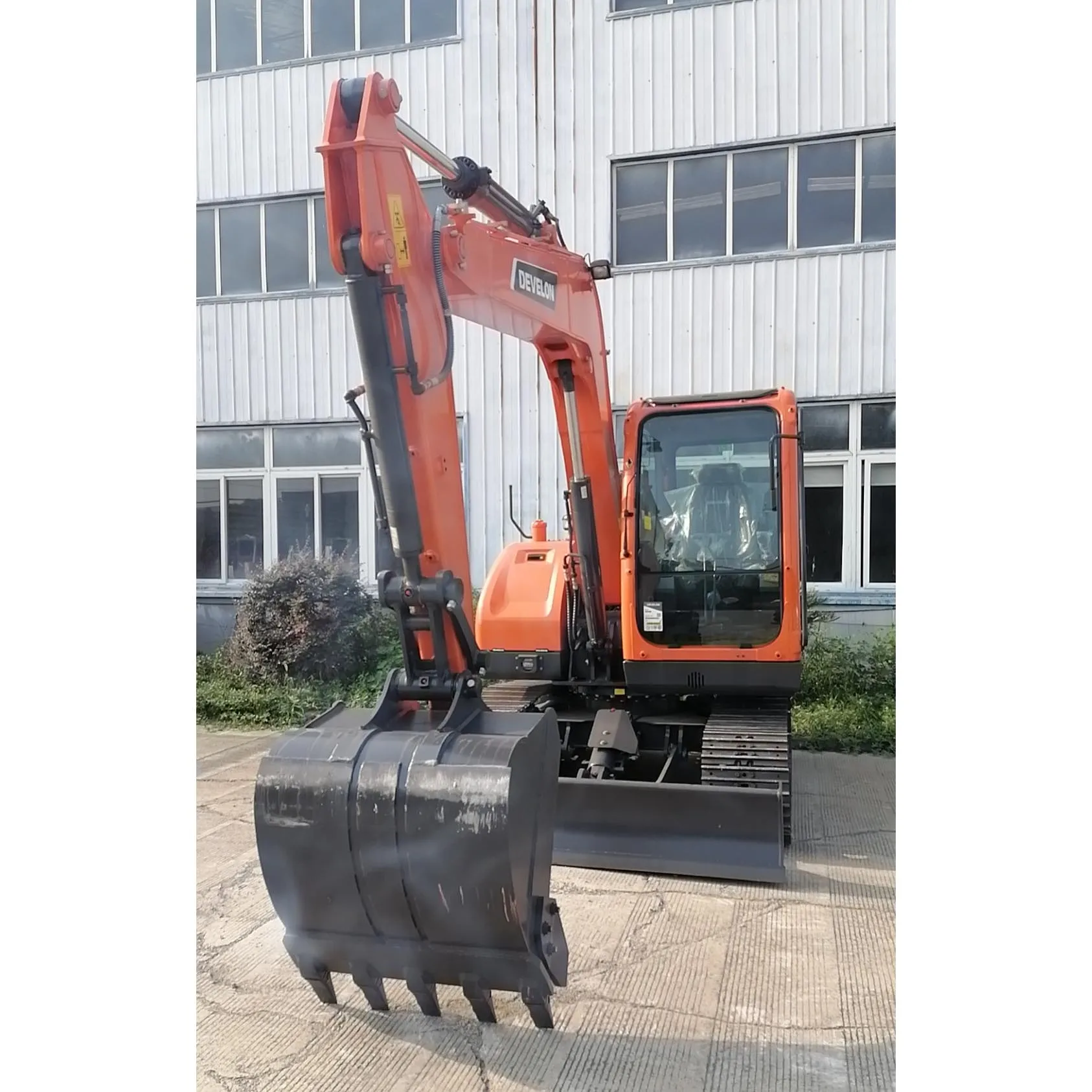 New Develon(DOOSAN) Earth-moving Machine 7.5ton Excavator DX75 Small Excavator with 0.3cbm Bucket Popular in South America