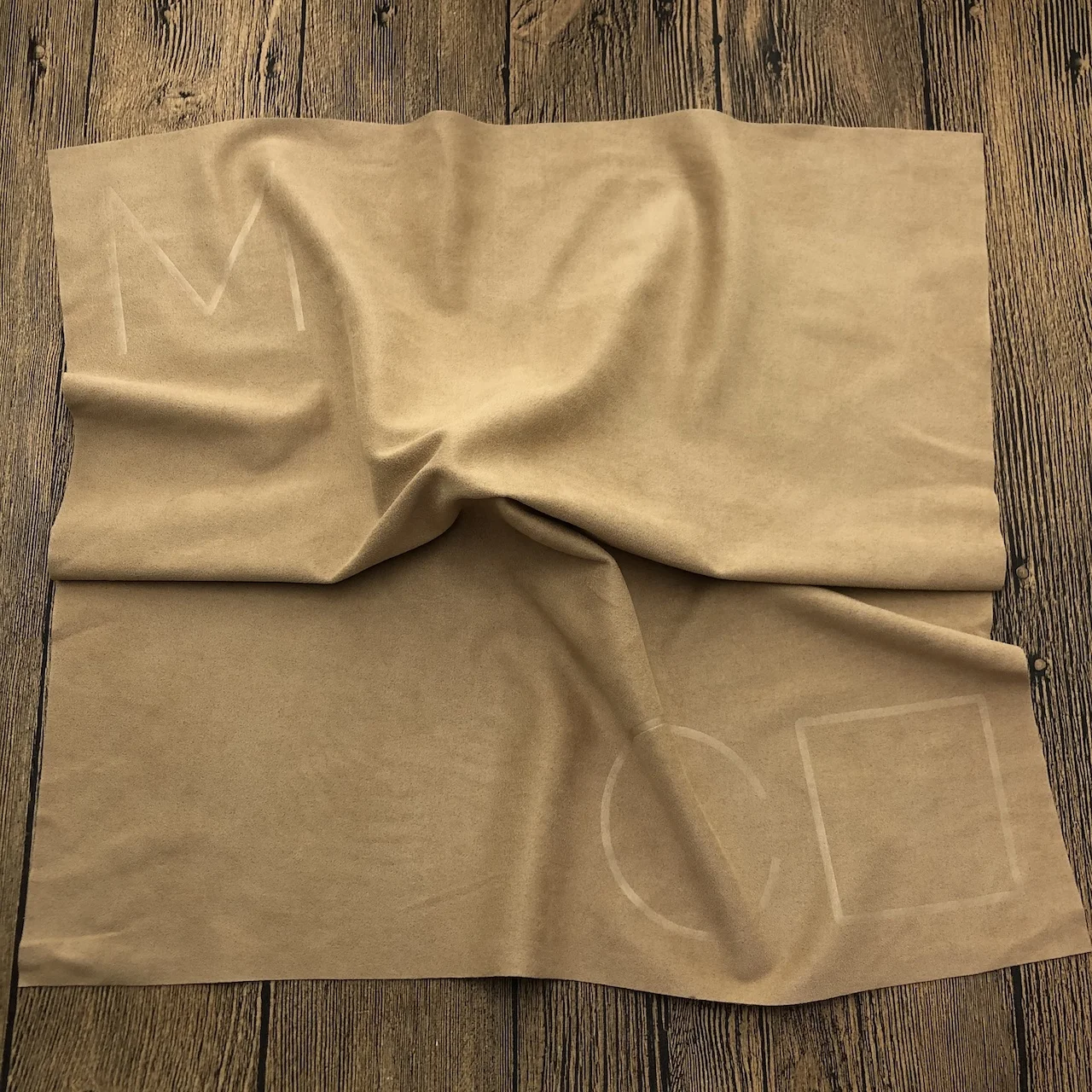 Micro fiber cleaning cloth durable in use custom household red wine cup microfiber cleaning cloth with  embossed logo