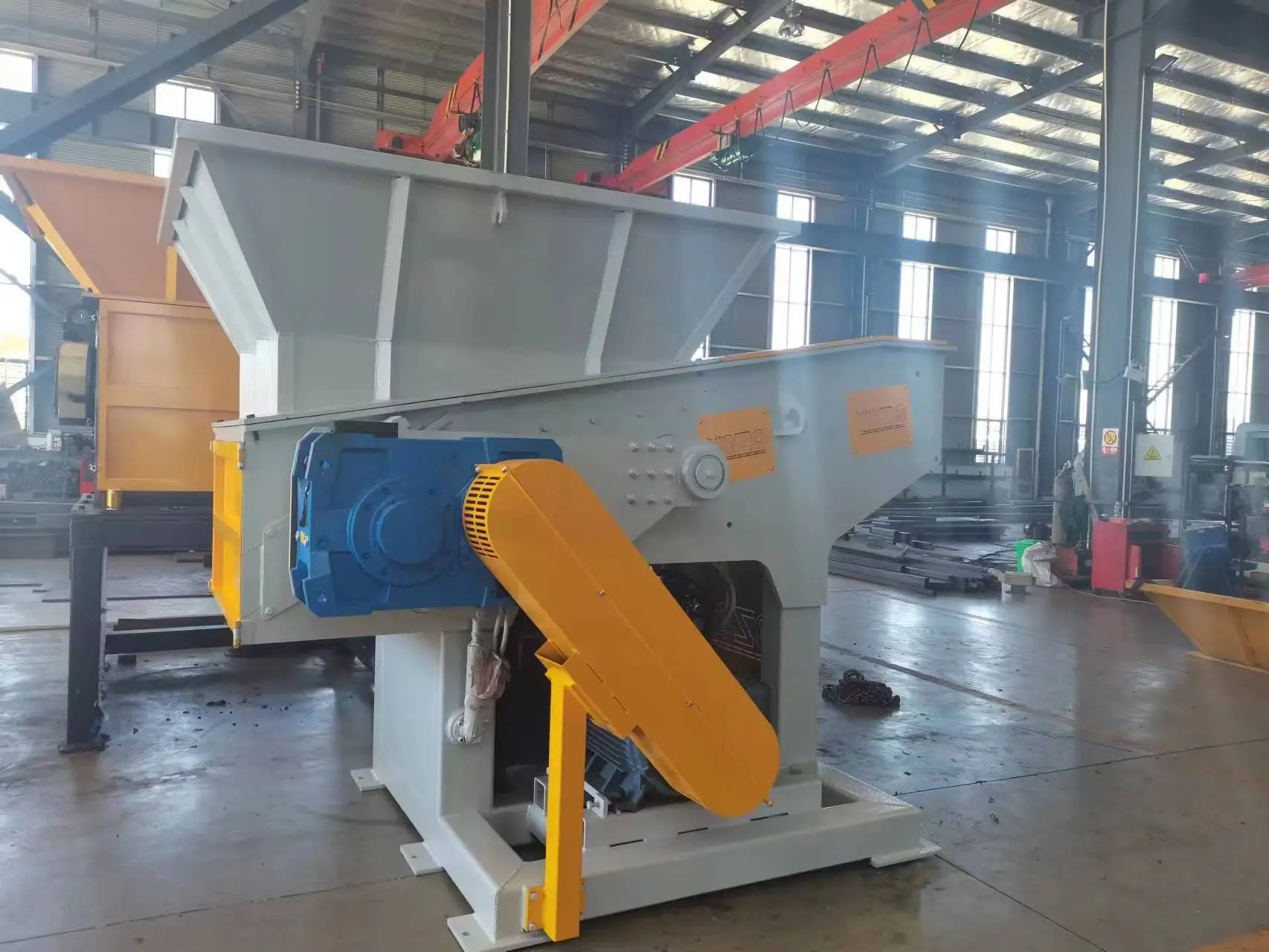 Single-axis shredder Waste tire lithium battery plastic film head material distribution pulverizing equipment