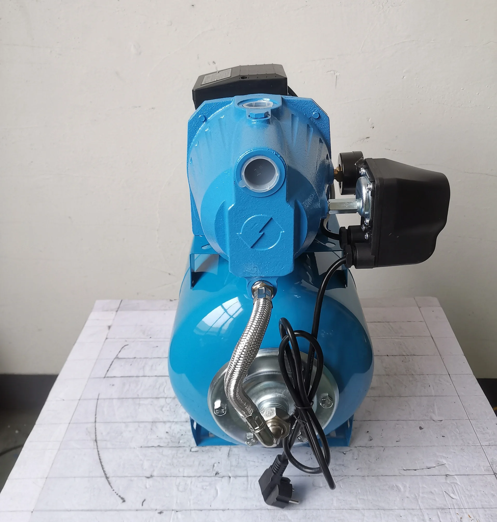 Economical Water Pumping Machine Mini Jet Pump Water Pressure Booster Pump Turkey With 24l Tank