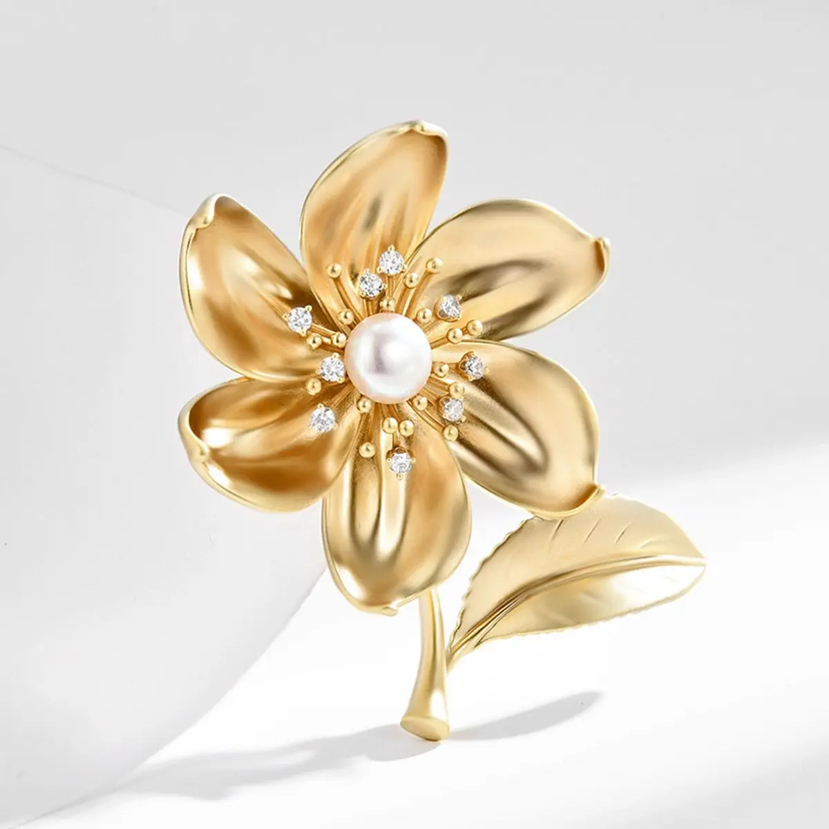 Брошь с жемчугом