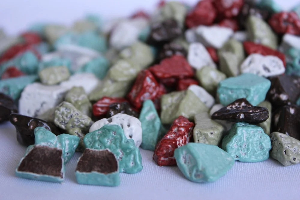 China Multi-color Bulk Stone Chocolate Rock Chocolate Candy