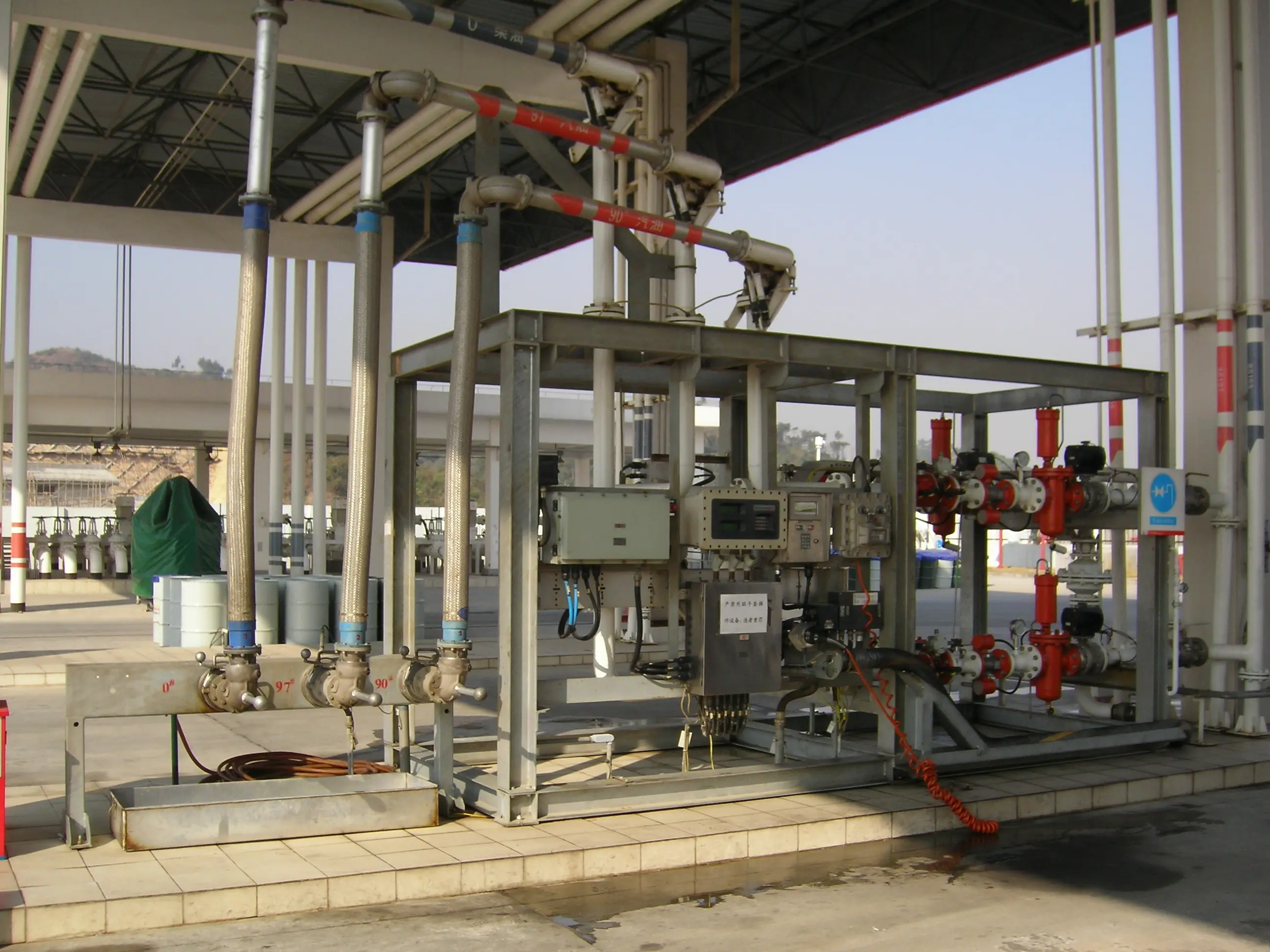 Барьерная система с автоматической количественной загрузкой, скользящая установка для сжатого газа, рафинированного масла, тяжелого масла