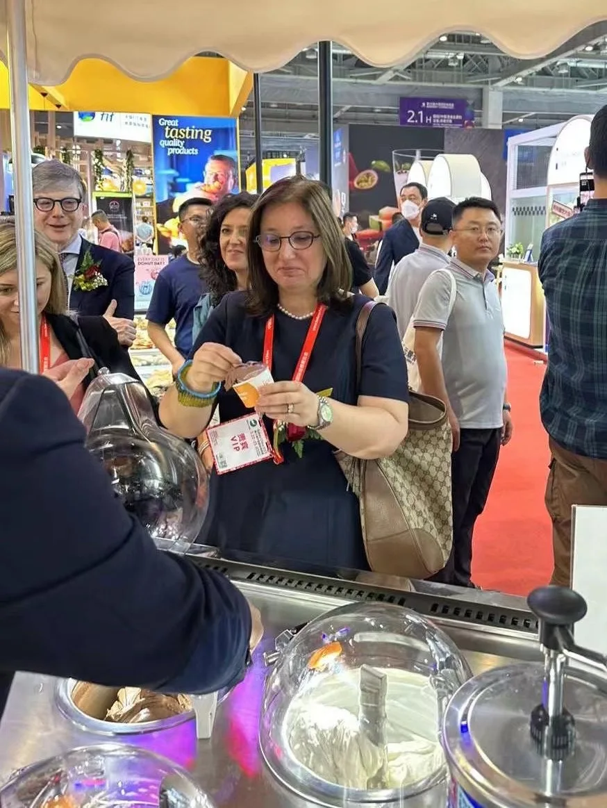 4 pots continuous churning Miles Galaxy PRO V4 cart outdoor street  Standing Floor Frozen Yogurt Hard Serve Ice Cream Machine