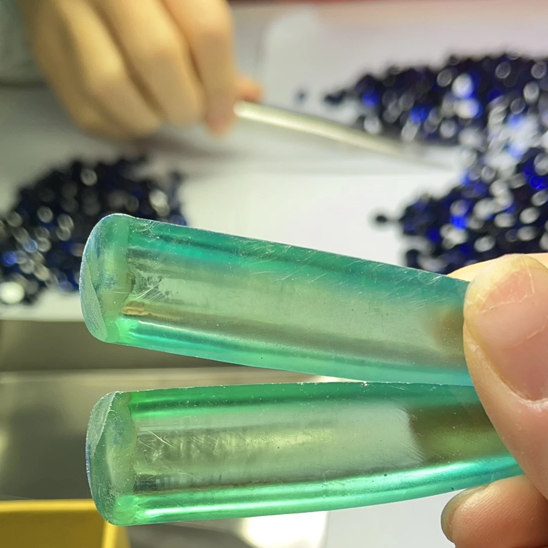 Синтетический драгоценный камень грубый неразрезанный материал Параиба цвет