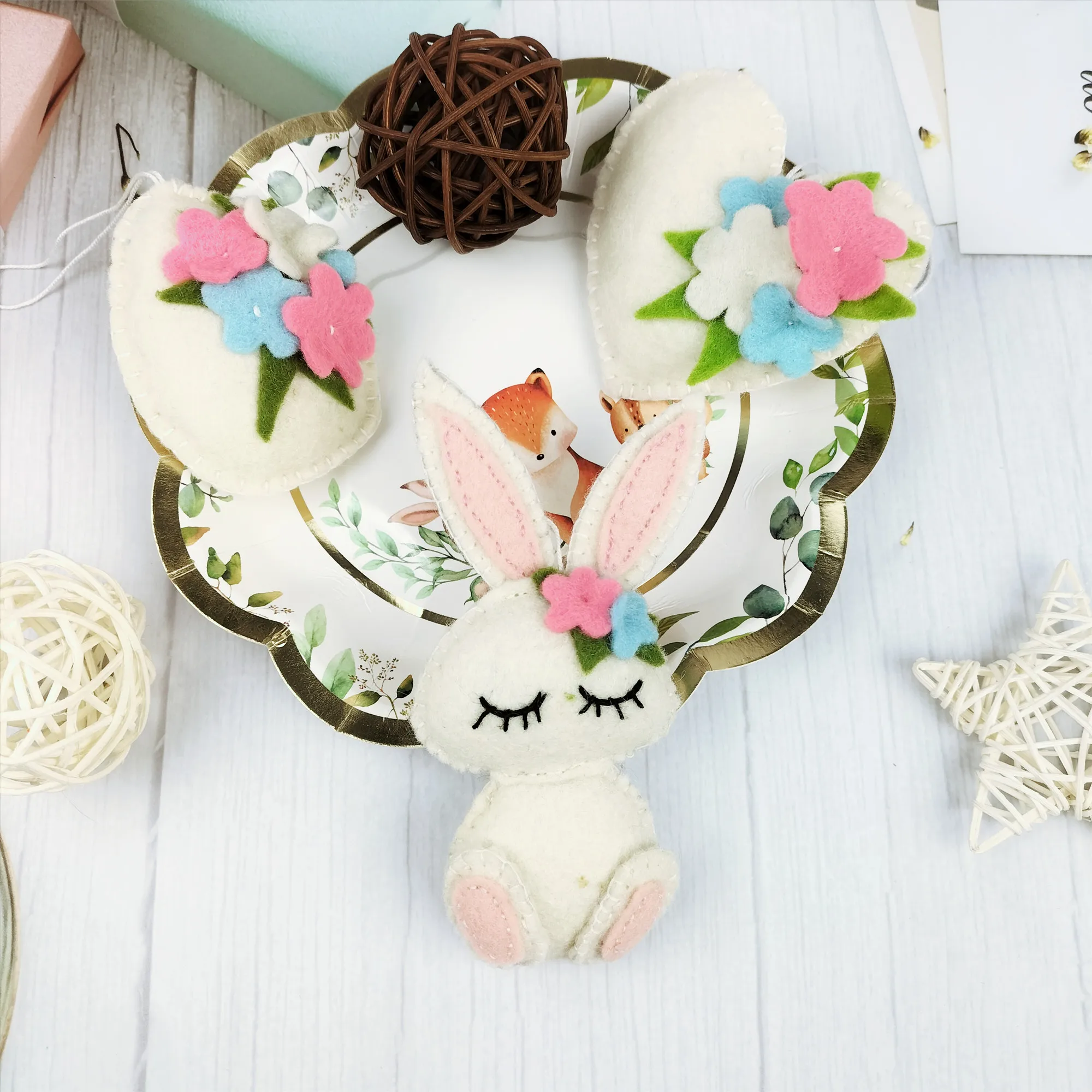New Design Handmade White Felt Rabbit Heart and Egg Easter Decoration Felt Crafts Seasonal Ornaments Party Decorations Supplies