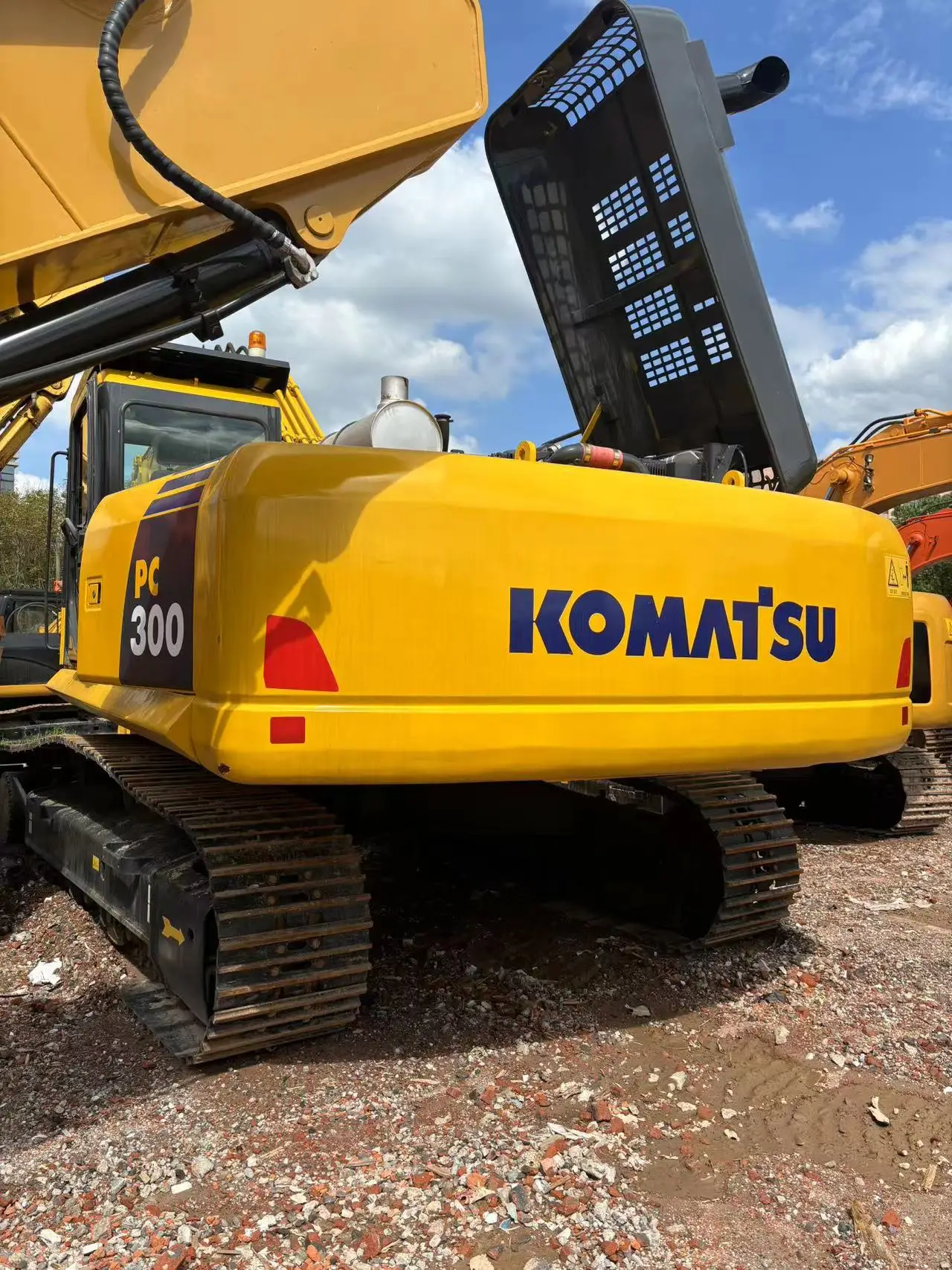Used second-hand excavator earth-moving machinery komatsu pc300-7 of sale