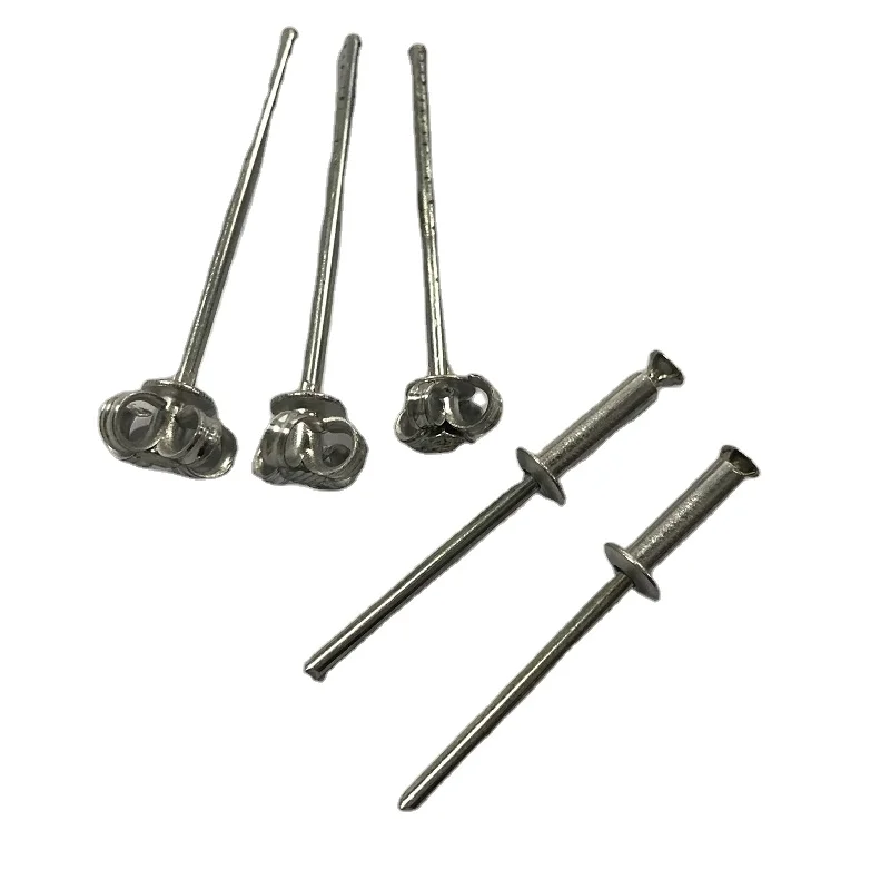 Модные заклепки 4*13 желтого или синего коричневого цвета на