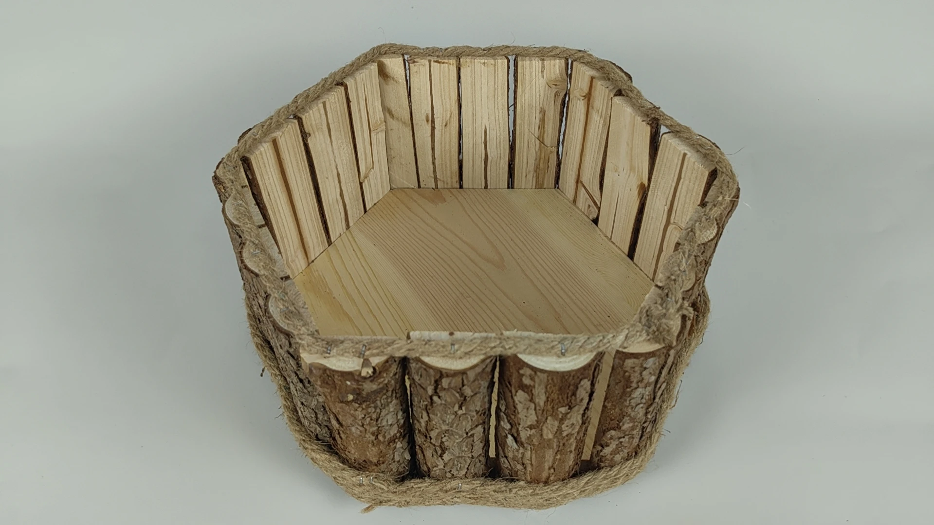 Customized Eco-Friendly Pine Wooden Flower Pot Creative and Unique Wood Crafts for Home Decor for Indoor and Outdoor Use