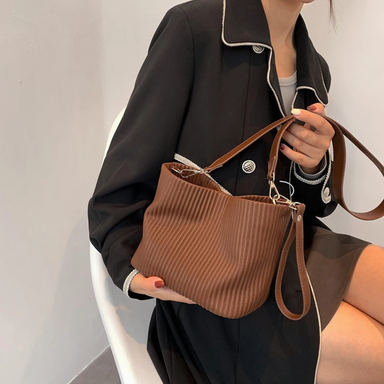 Guangzhou Factory Striped Ladies Fall Winter Bucket Shoulder Purses Pleated Women High Quality Handbag
