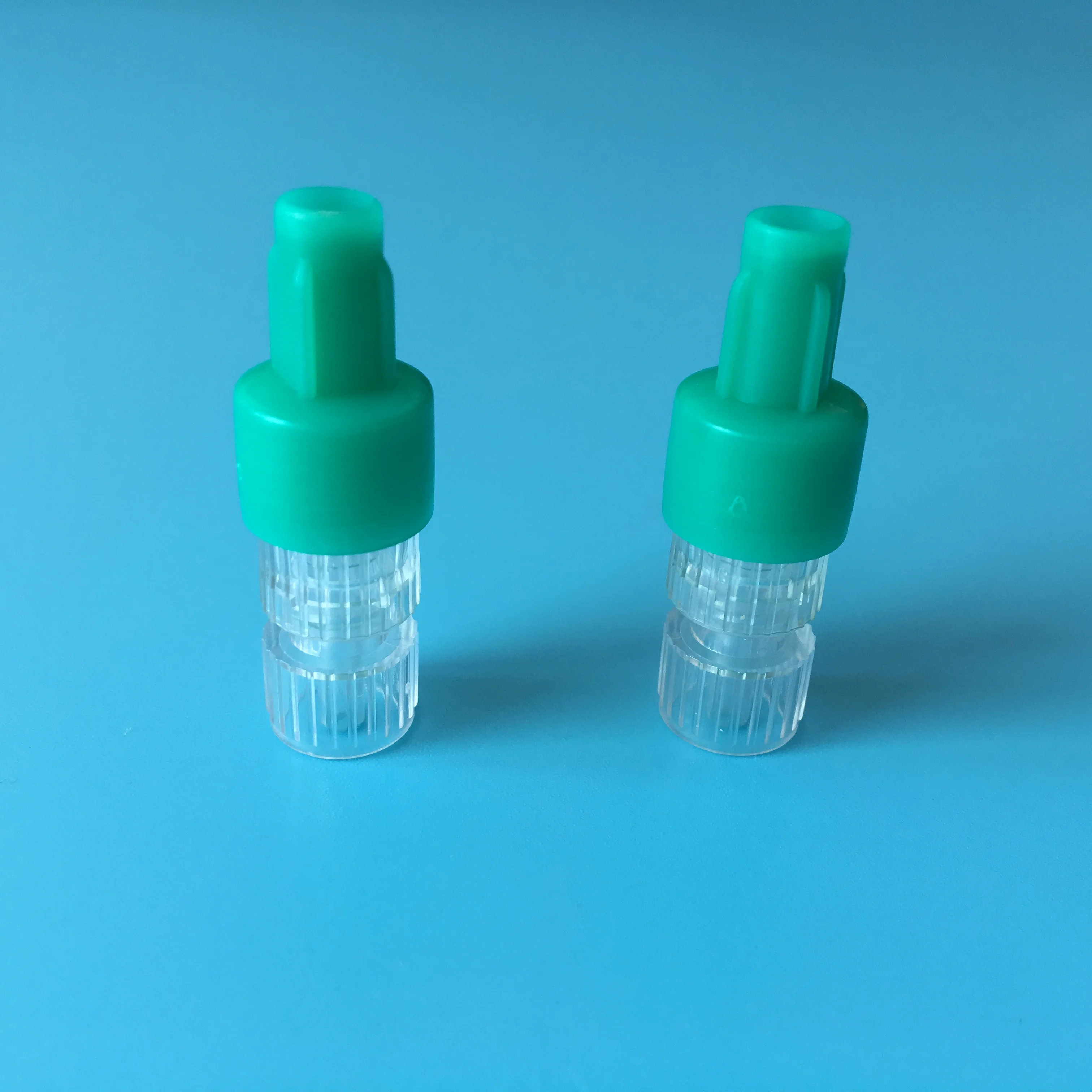 Male luer lock connector protection cap with air filter