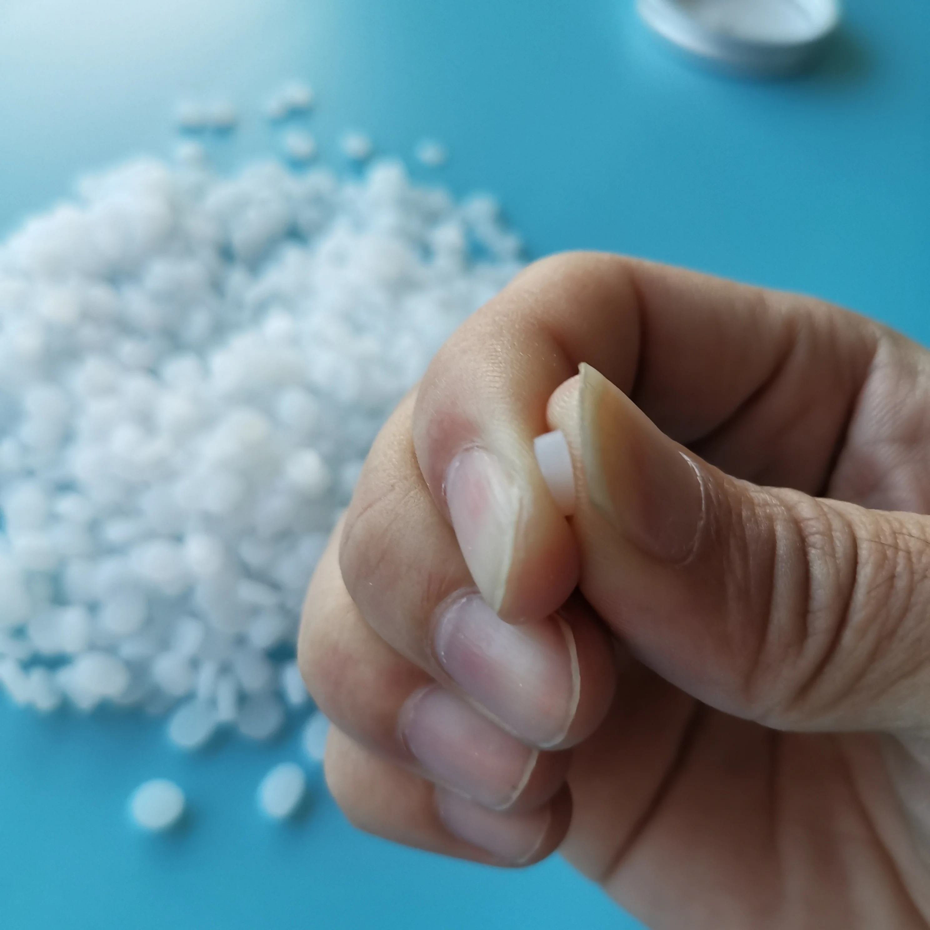 Высокоэластичная пеллетка из термопластичного эластомера для промежуточной подошвы обуви