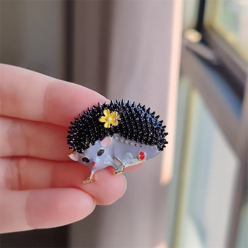 New Trendy Hedgehog Flower Brooch Pin Versatile Cartoon Painted Enamel Brooch Unisex High-End Personalized Metal Animal Brooches