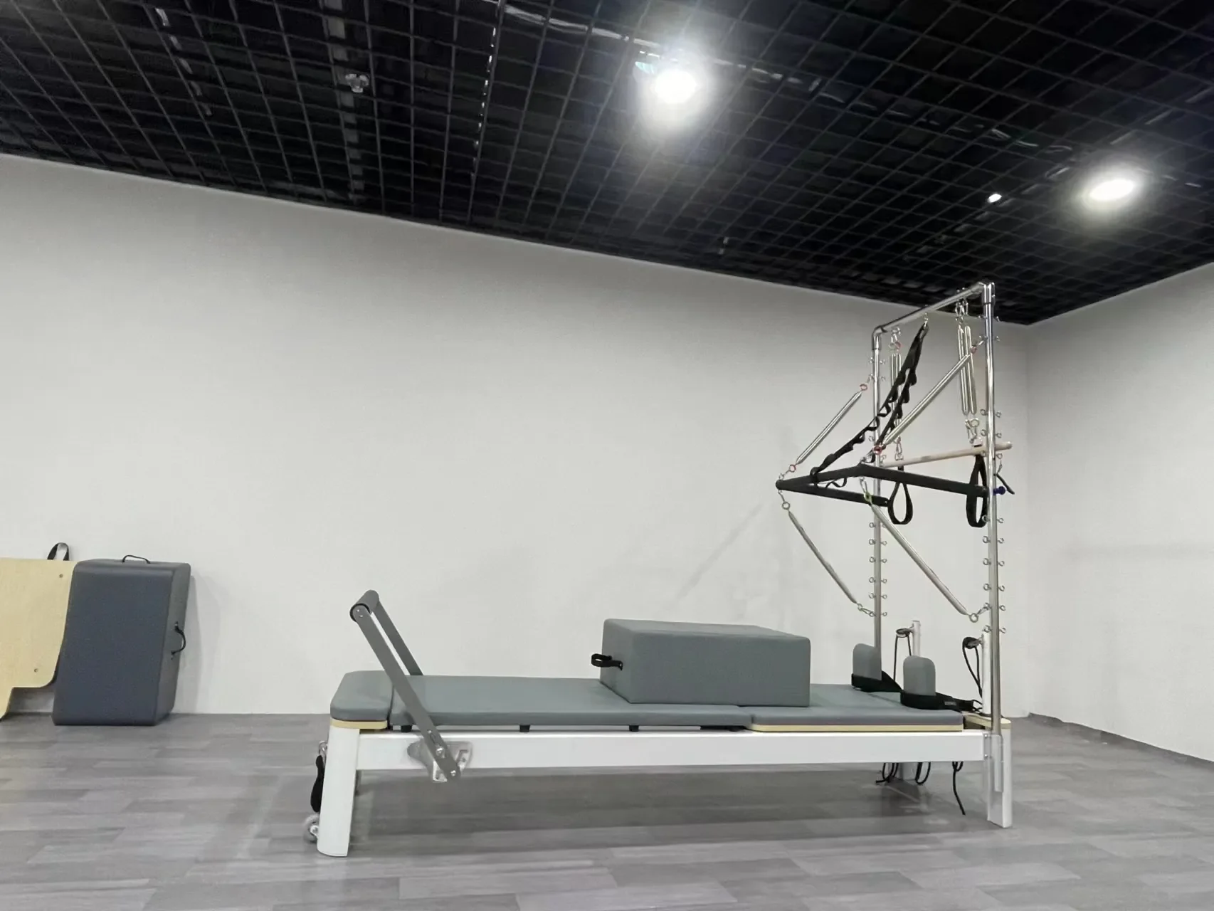White Aluminum Reformer Half Trapeze Studio Reformer with Tower Reformer Half Trapeze