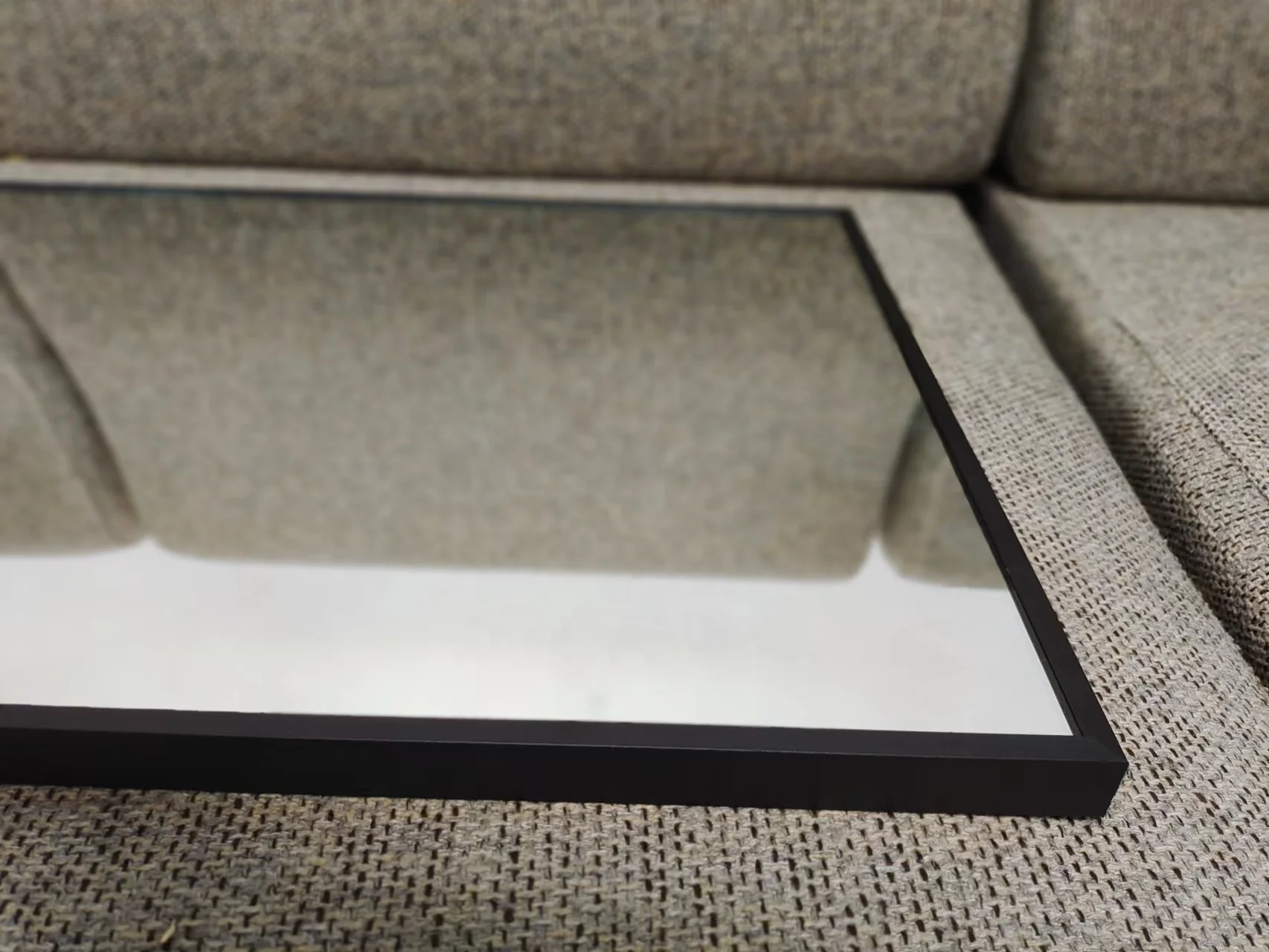 Пользовательские большие золотистый и черный прямоугольная металлическая защелка свободный стоящий зеркало полная длина пола всего тела