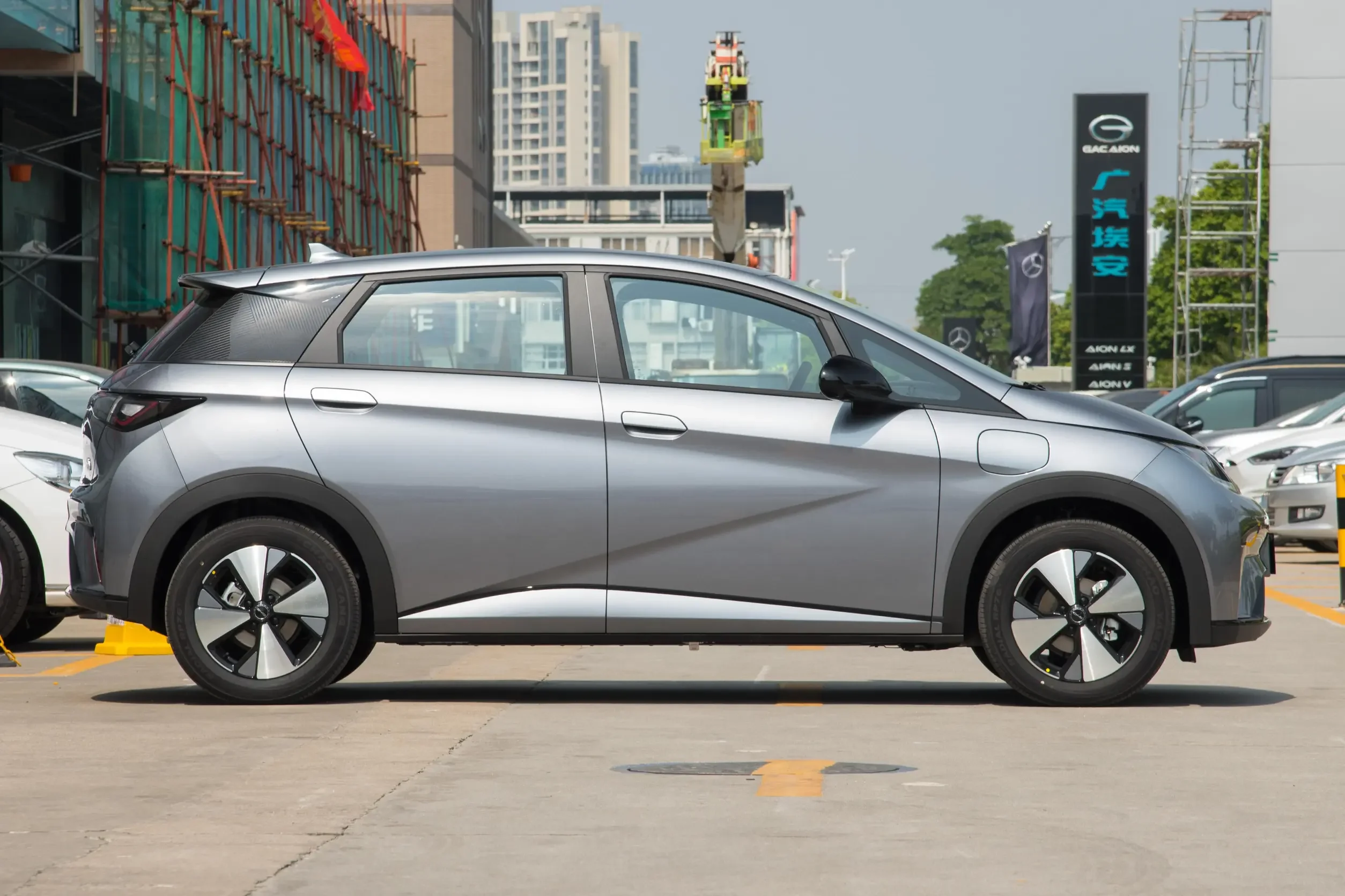 YK MOTORS 2024 EV Electric Vehicle BYD Dolphin 2WD Small Car Fast Charge 420 Range  In Stock