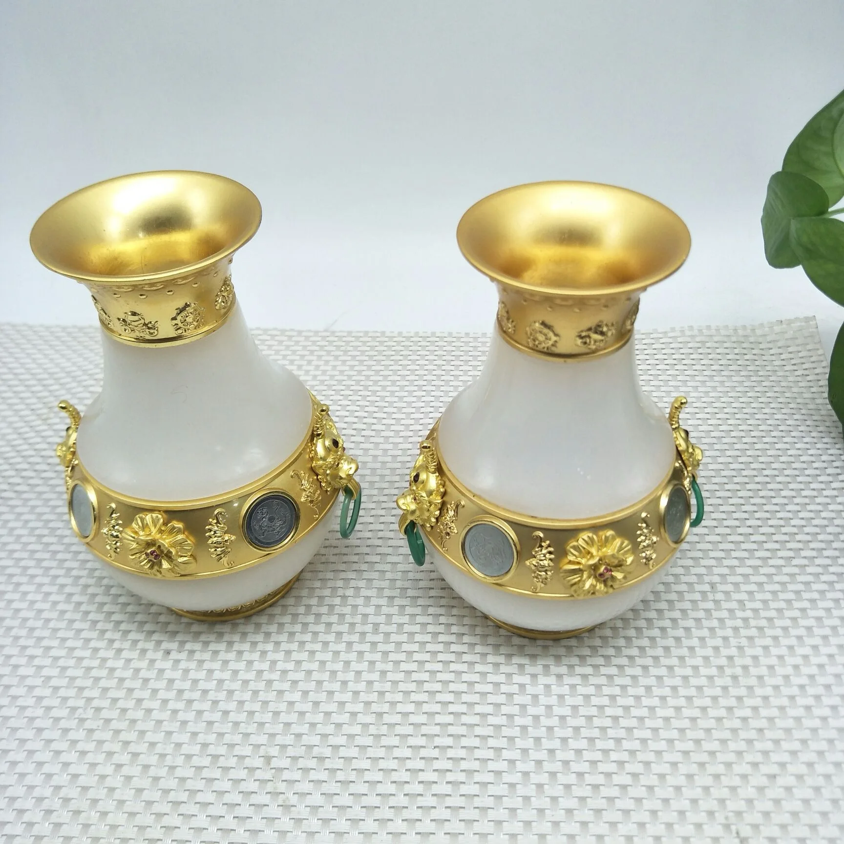 Customizable Hand engraving Creative adornment  Jade  bottle Gold And White Jade Vase for decoration home living room