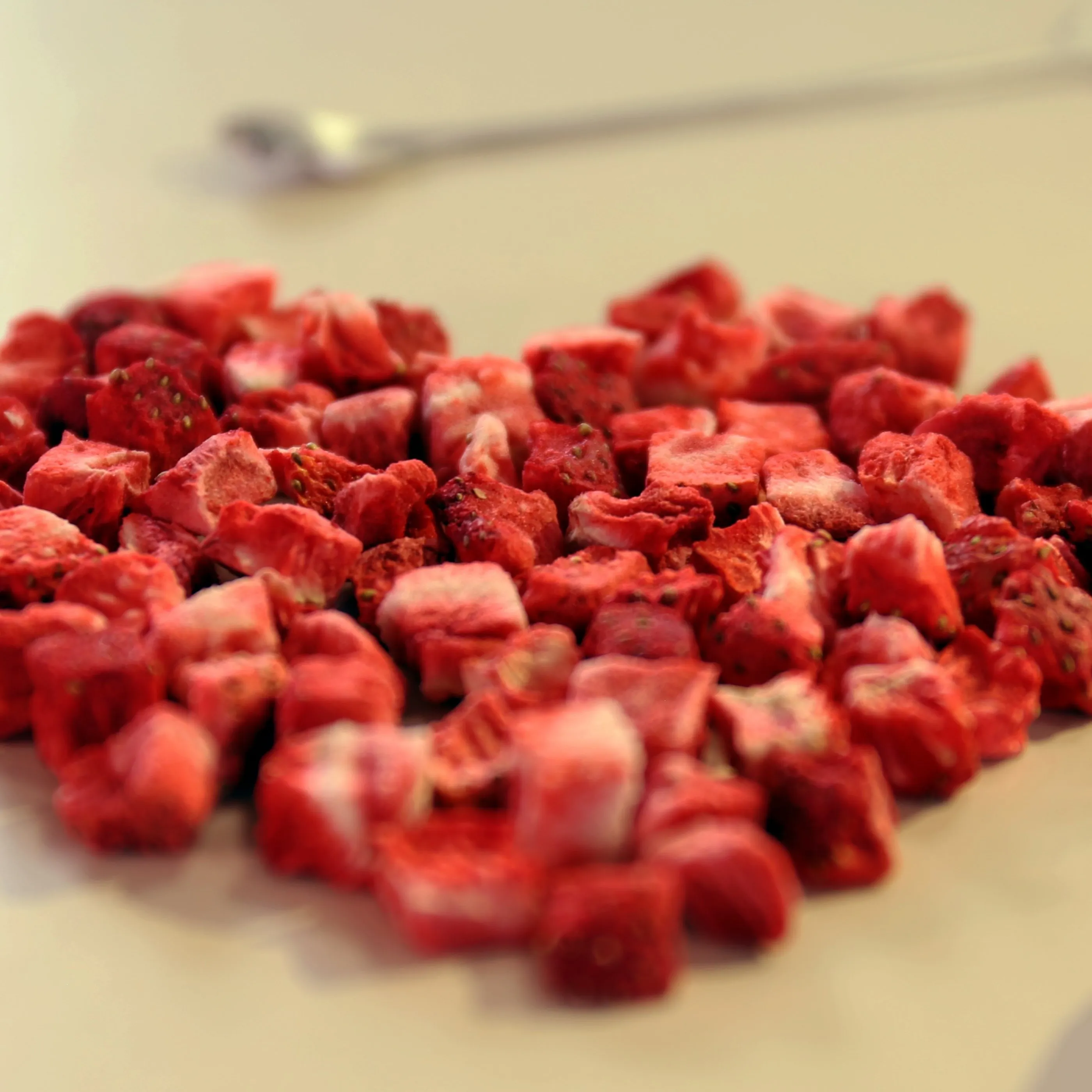 Замороженные сушеные фрукты OEM завод Замороженные сушеные клубники Ломтики/кубики Замороженные сушеные продукты
