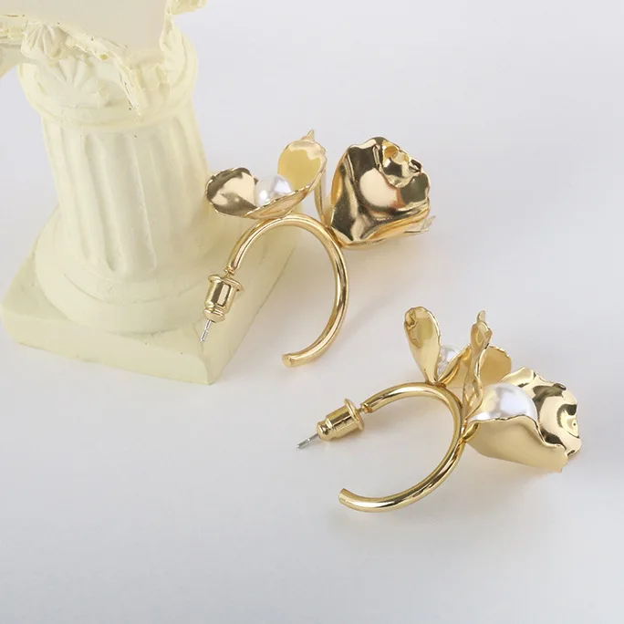 Wholesale Metal Flower Earrings Fashion Hot  Factory Pearl Ear Loop Geometric Elegant Brass Drop Earrings Silver Stud Pendiente