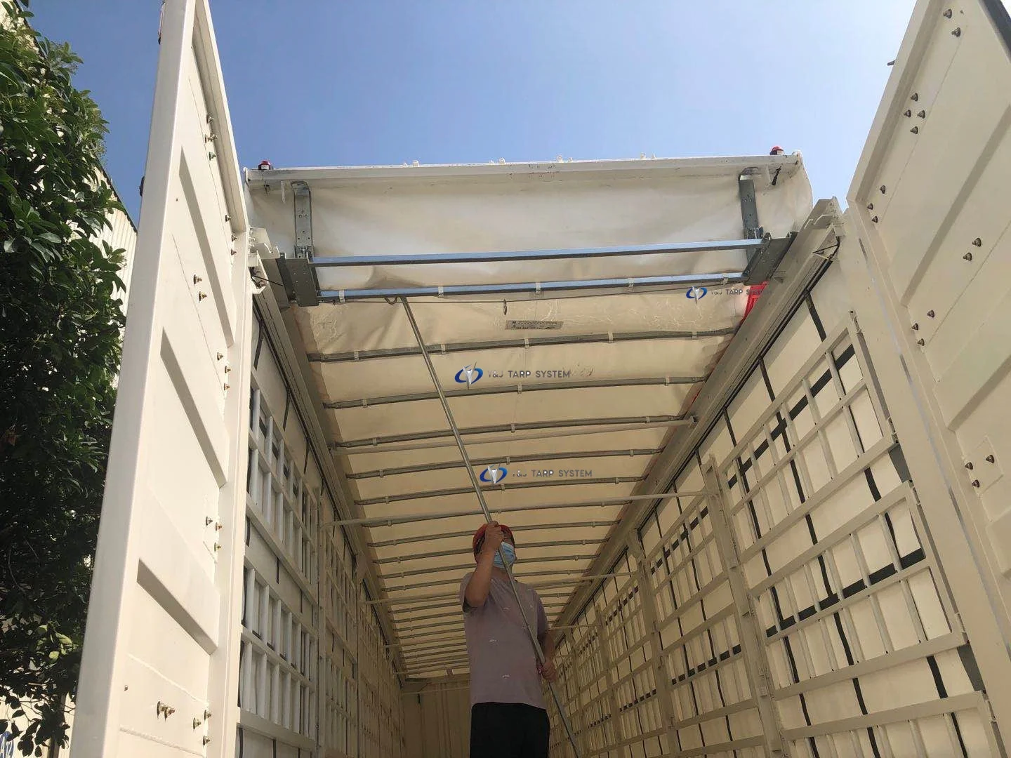 Curtainsider truck lifting roof system