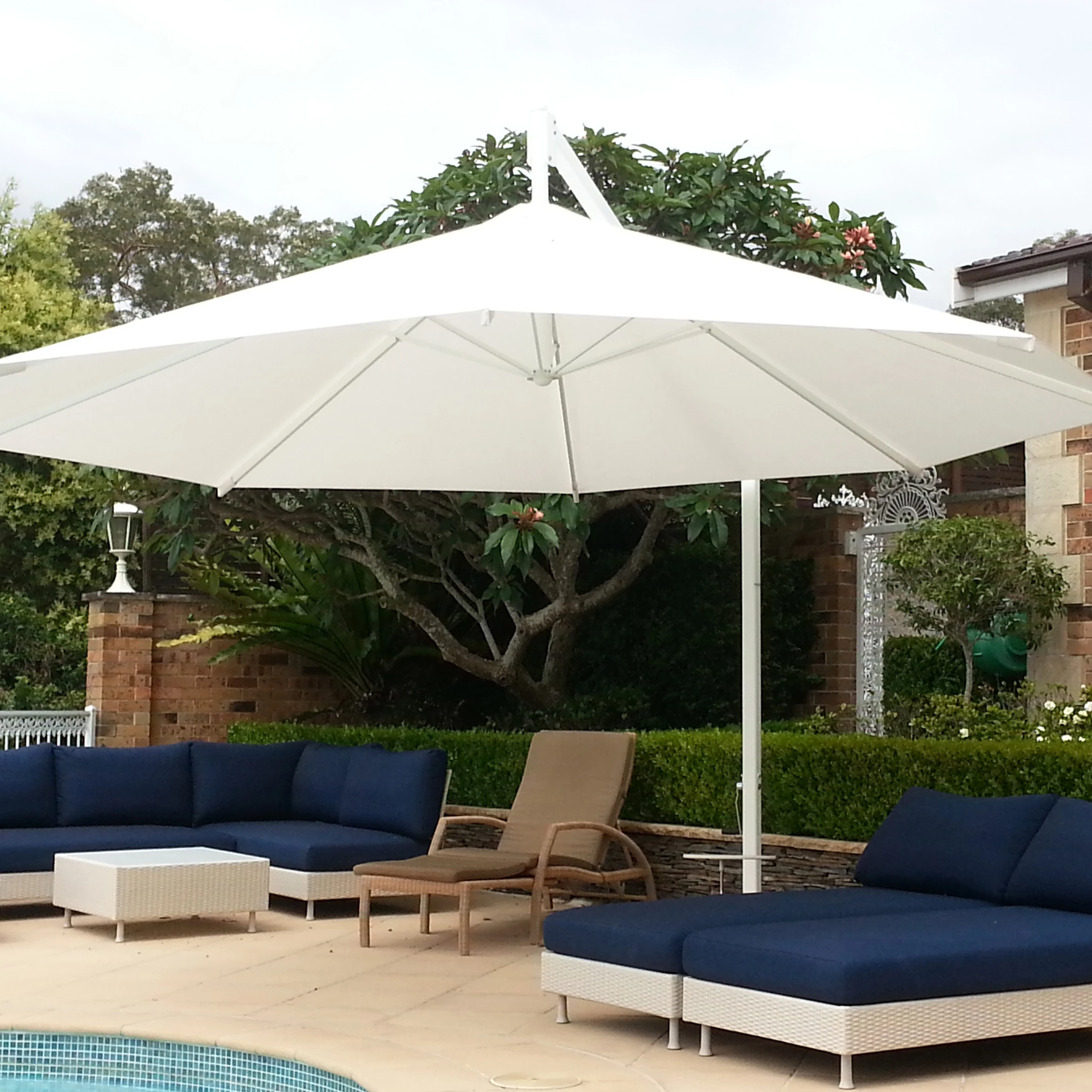 Heavy Duty Windproof 4m Round Cantilever Aluminum Outdoor patio umbrella supplier  large Garden Parasols outdoor patio umbrellas
