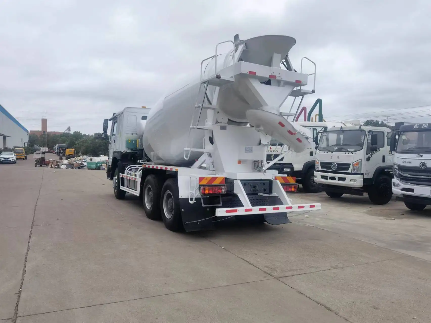 Used 6x4 HOWO Cement Trucks 375HP Euro2 Heavy with Concrete Mixer Tanker Bulk Cement Transport Vehicles