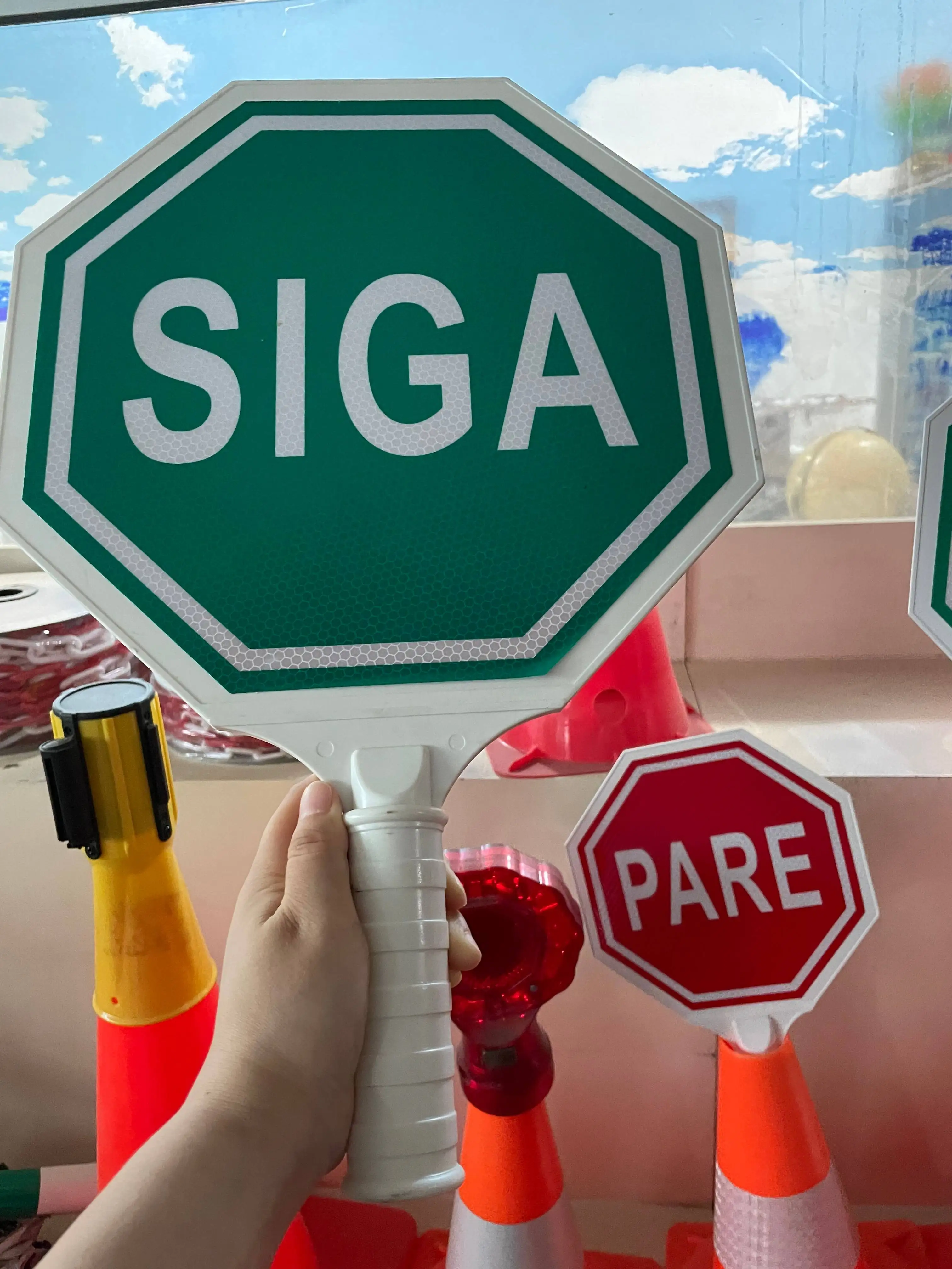 PALETA VIAL PARE Y SIGA 12inch Handheld Stop and Go Traffic Sign Plastic Reflective Road Sign  Light Weight