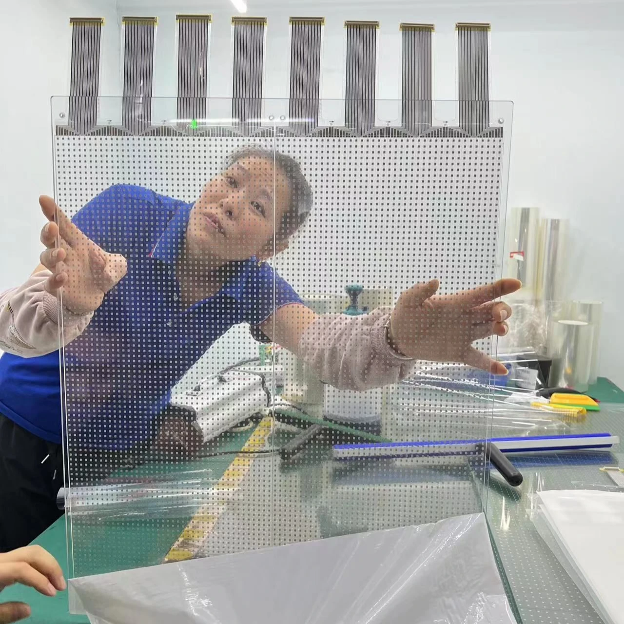 90% transparency film 3D transparent Wall LED Screen Outdoor Advertising Transparent Led Screen For Retail Stores