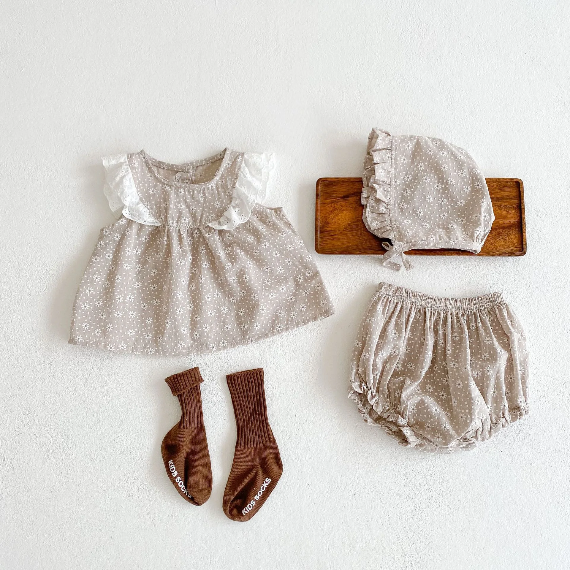 
2021 summer baby girl Plaid little daisy printed sleeveless shirt outfit top + bulky underpants + hat three-piece set 