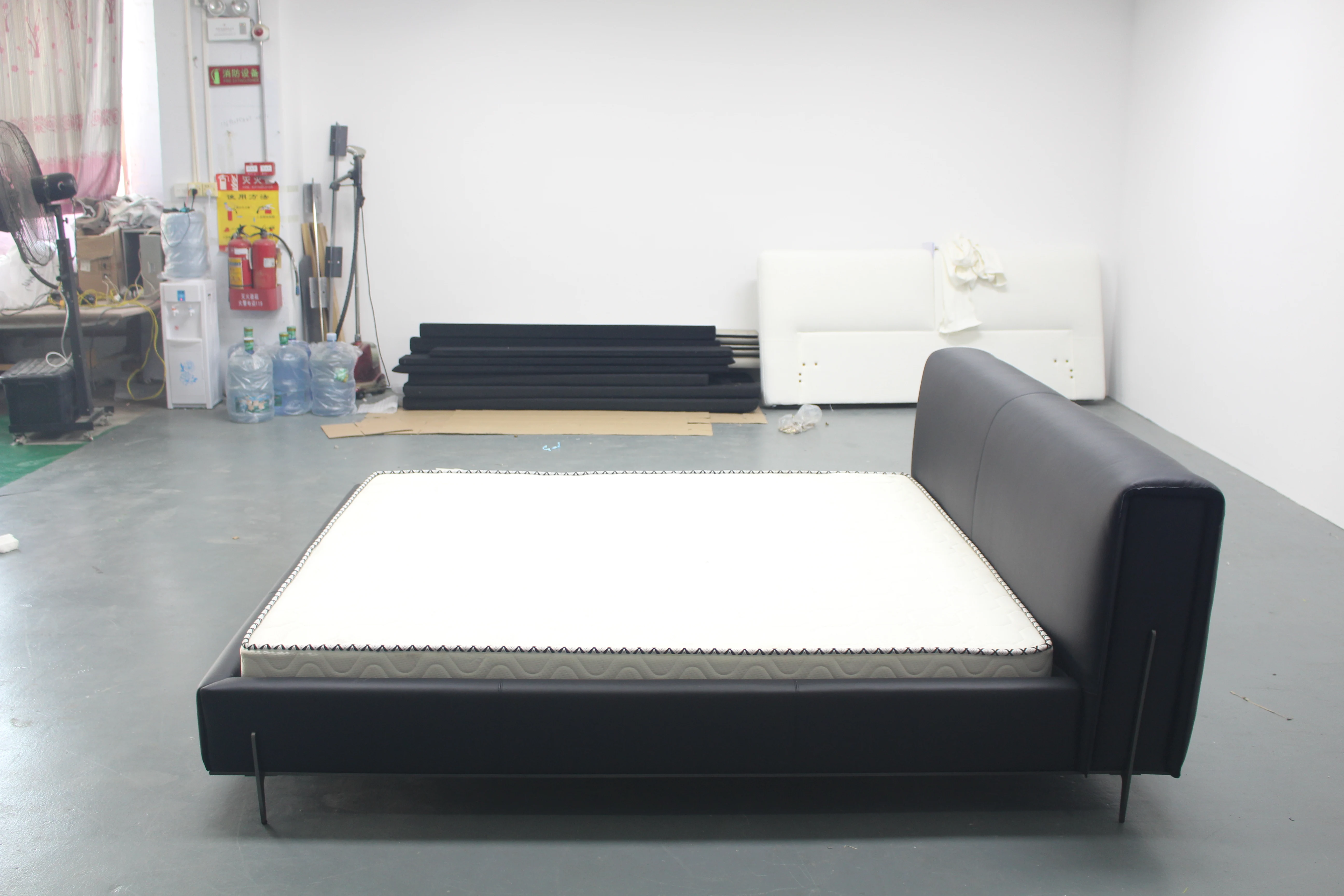 China Factory Italian Style Customized Double Queen King Size Black PU Real Leather Wooden Bed