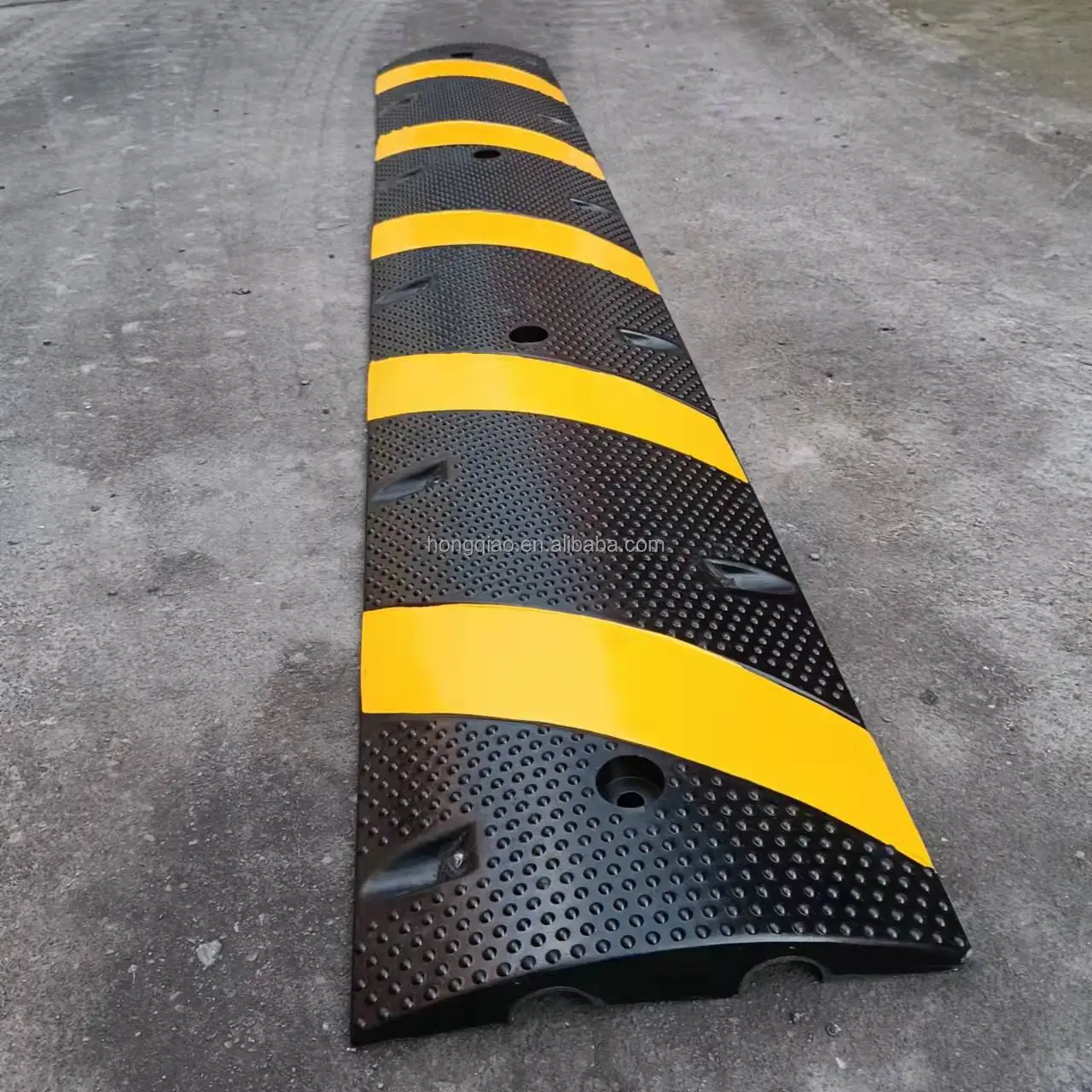 6 ft 72 inch Rubber Speed Hump 22000 Lbs Load Capacity Wire Cord Ramp for Asphalt Concrete Gravel Driveway Speed bum