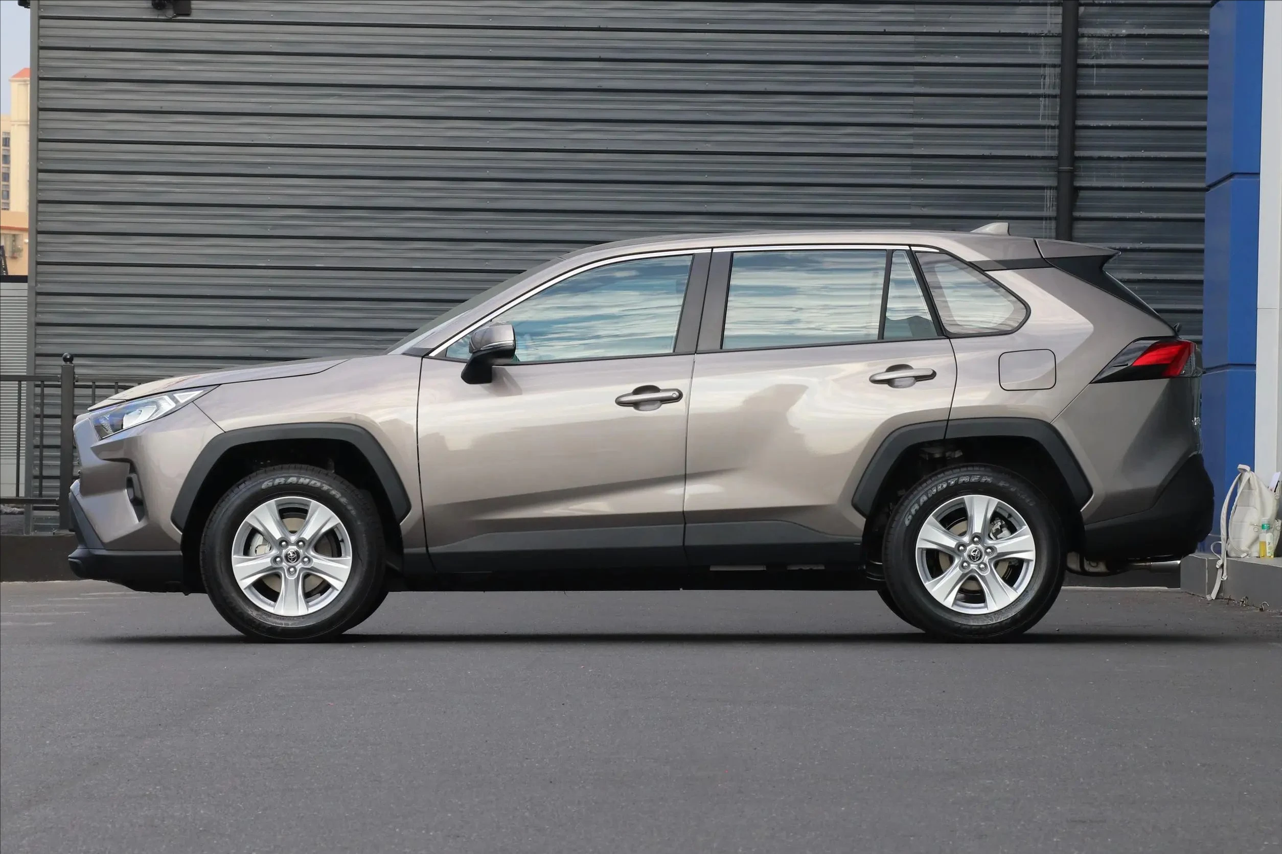 Toyota RA4 автомобиль rongfang двухмоторный 2024 дешевый гибридный Ra4