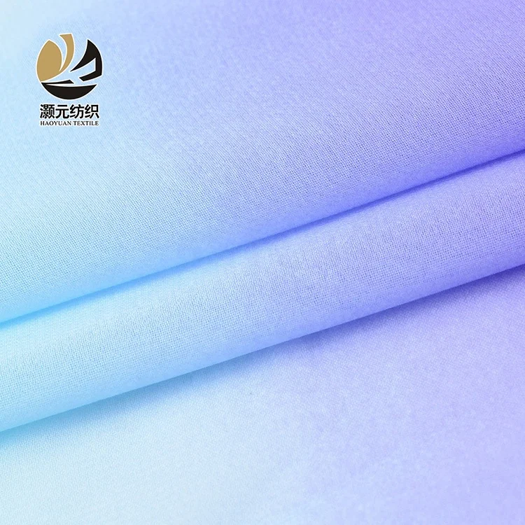 Поставка образца высококачественных рулонов шифоновой ткани с цифровым принтом синего фиолетового градиентного цвета