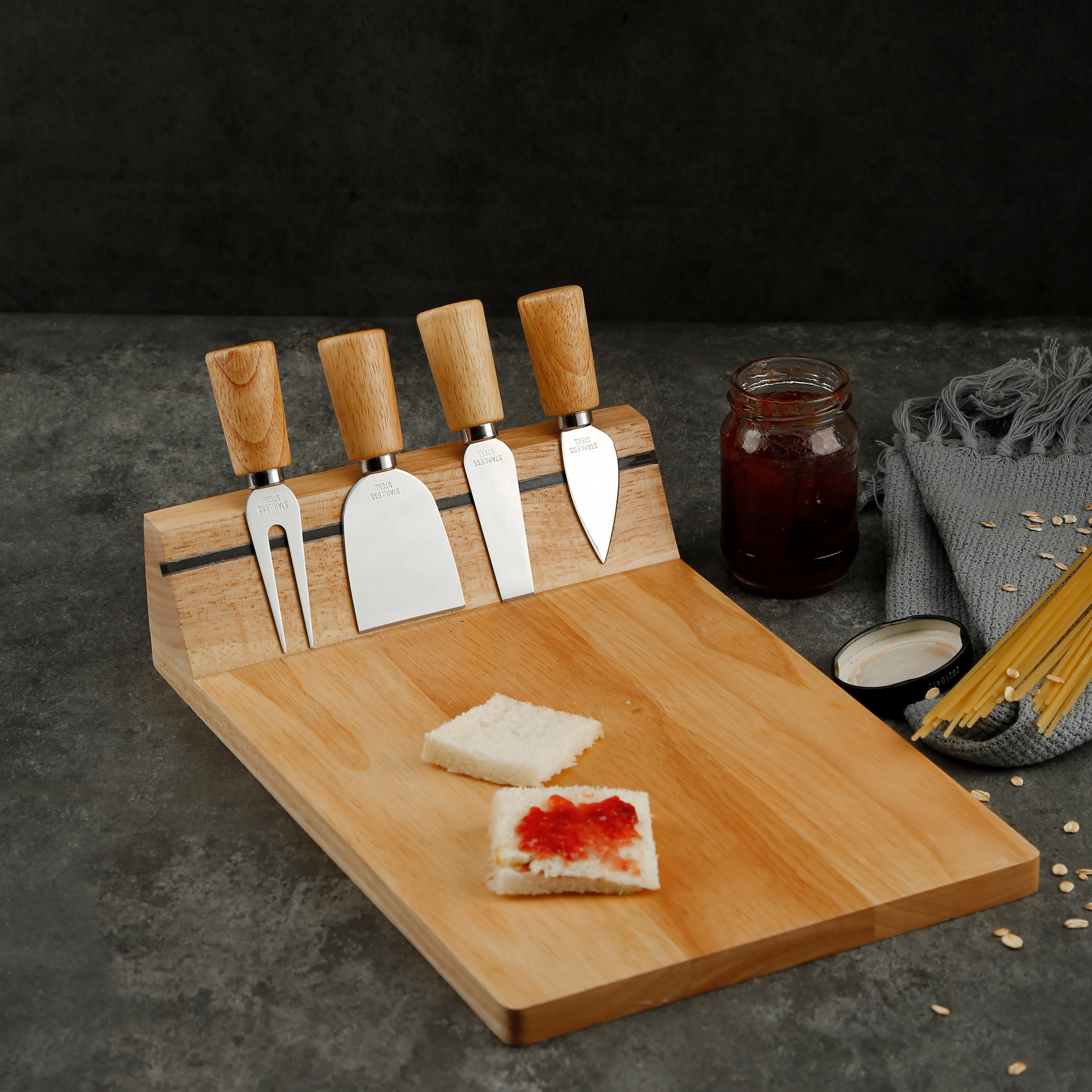 Houseware 4 Pcs Stainless Steel Kitchen Tool 4pc Wooden Handle multi cheese knife Cutting Timber Cheese Board With Cutlery Set