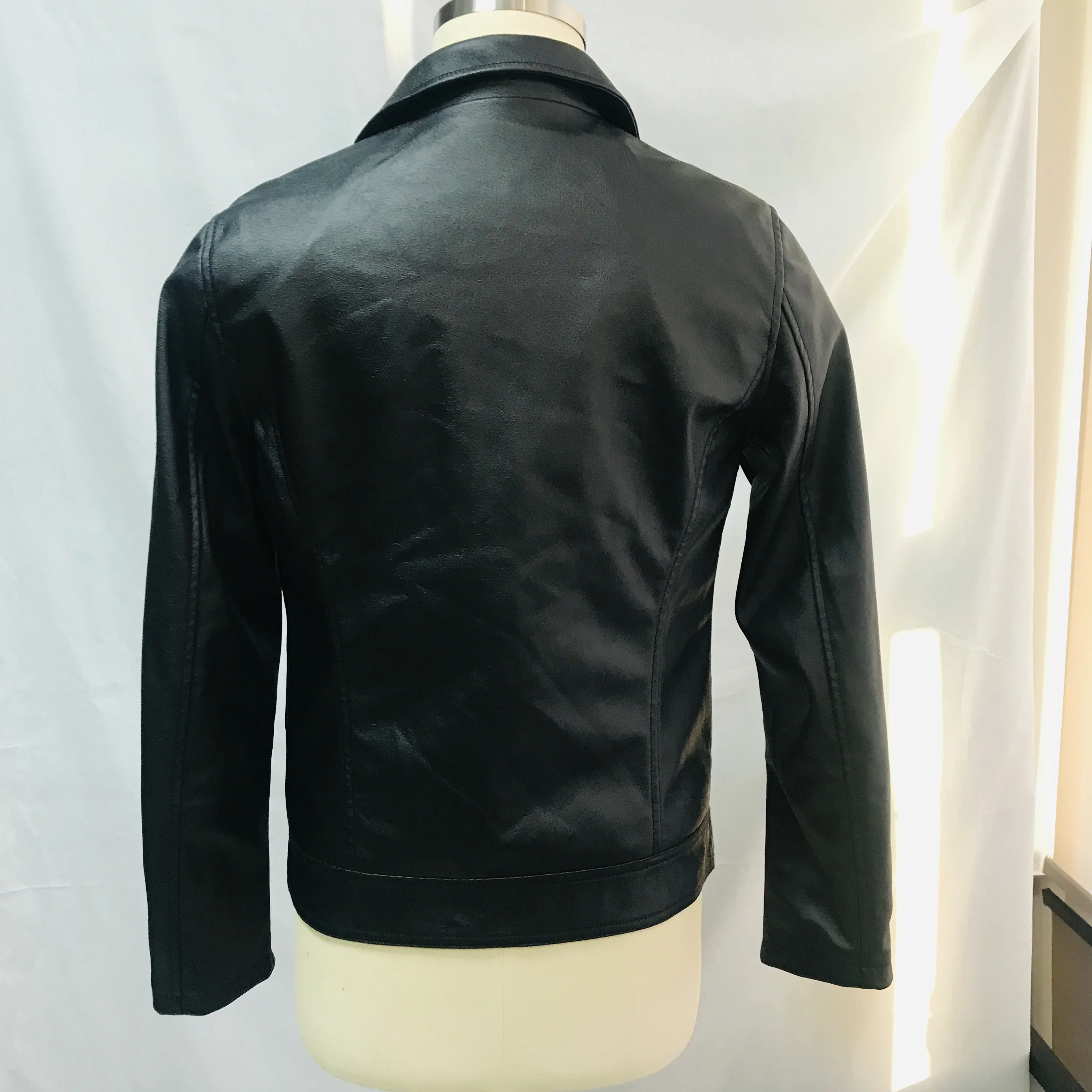 Сделанная на заказ в Китае женская короткая черная кожаная куртка с отложным воротником Куртки из искусственной кожи для девочек