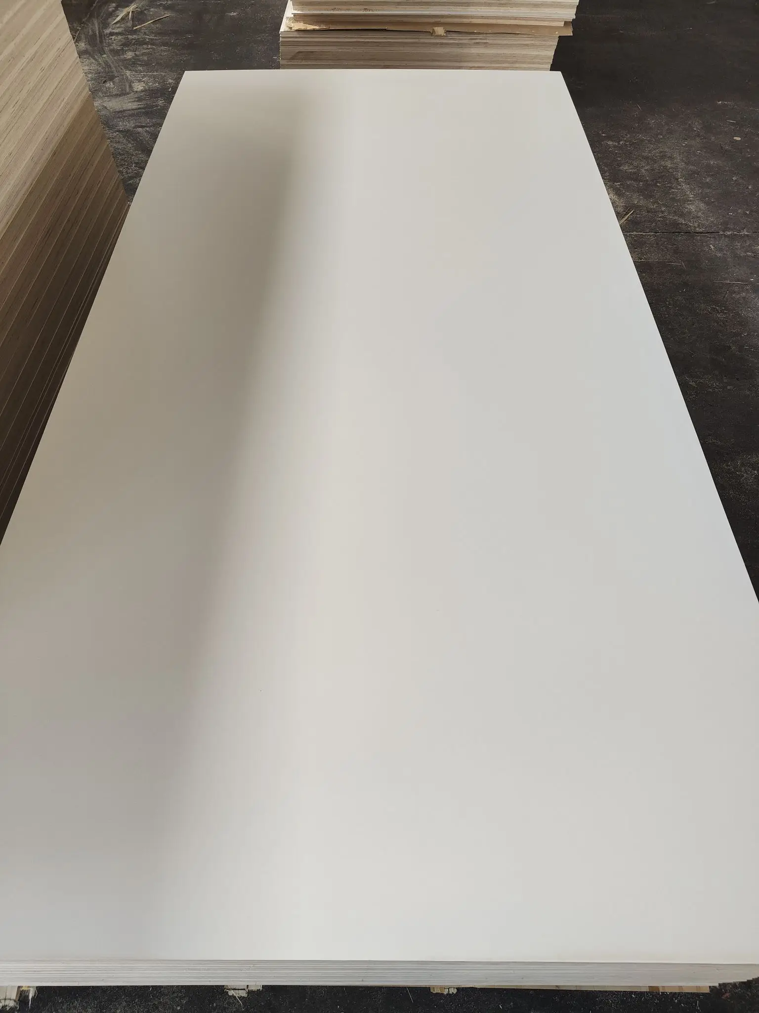 18mm Furniture Grade White Hpl Plywood Laminated Plywood For Kitchen Carcass