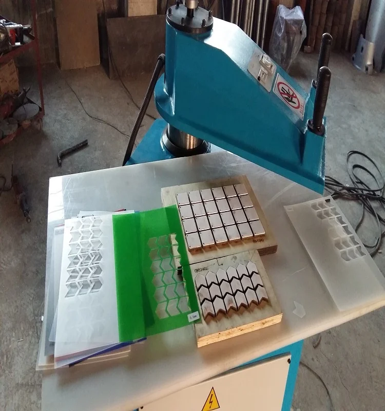 Hydraulic manual swing arm wiping rag cutting machine