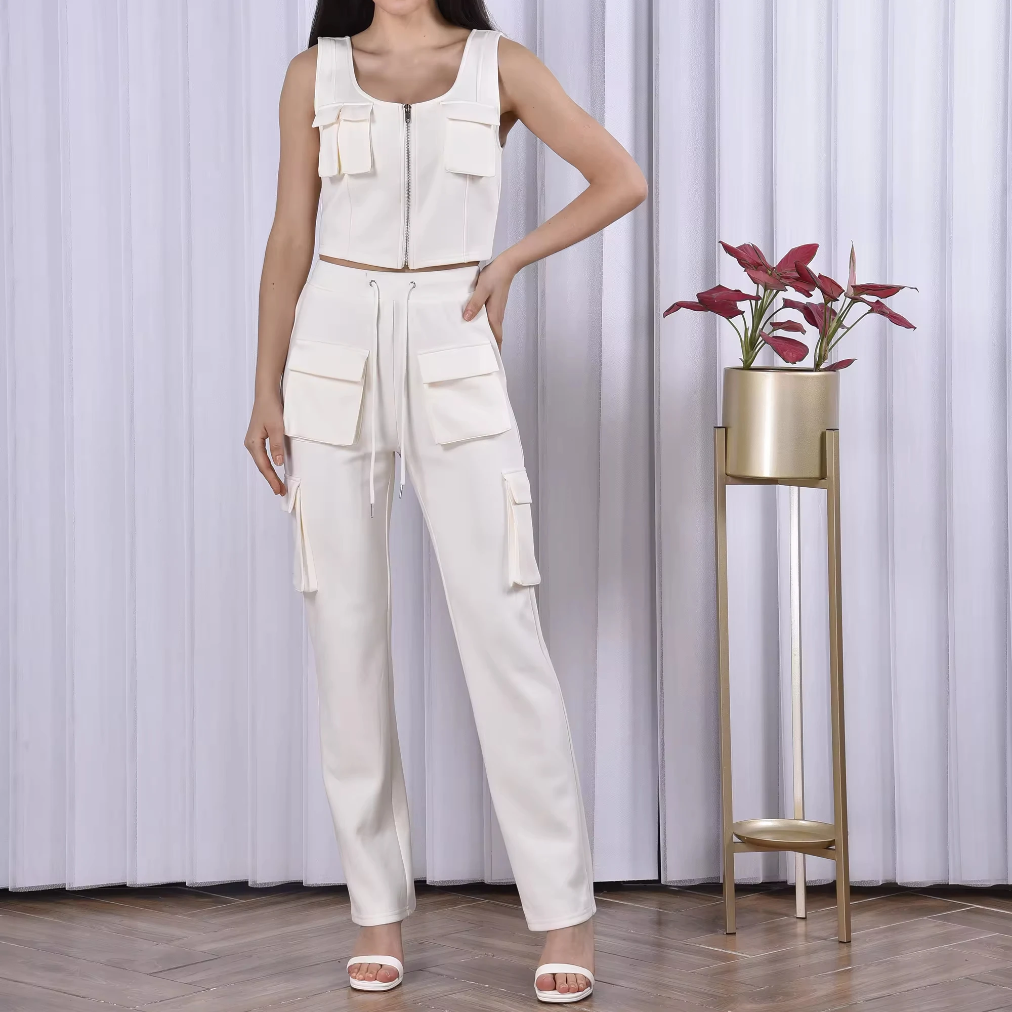 Костюм спортивный из 2 предметов с V-образным вырезом