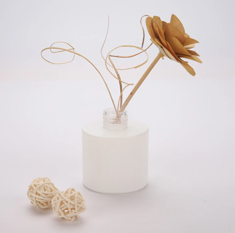 White, simple, elegant, long-lasting fragrance