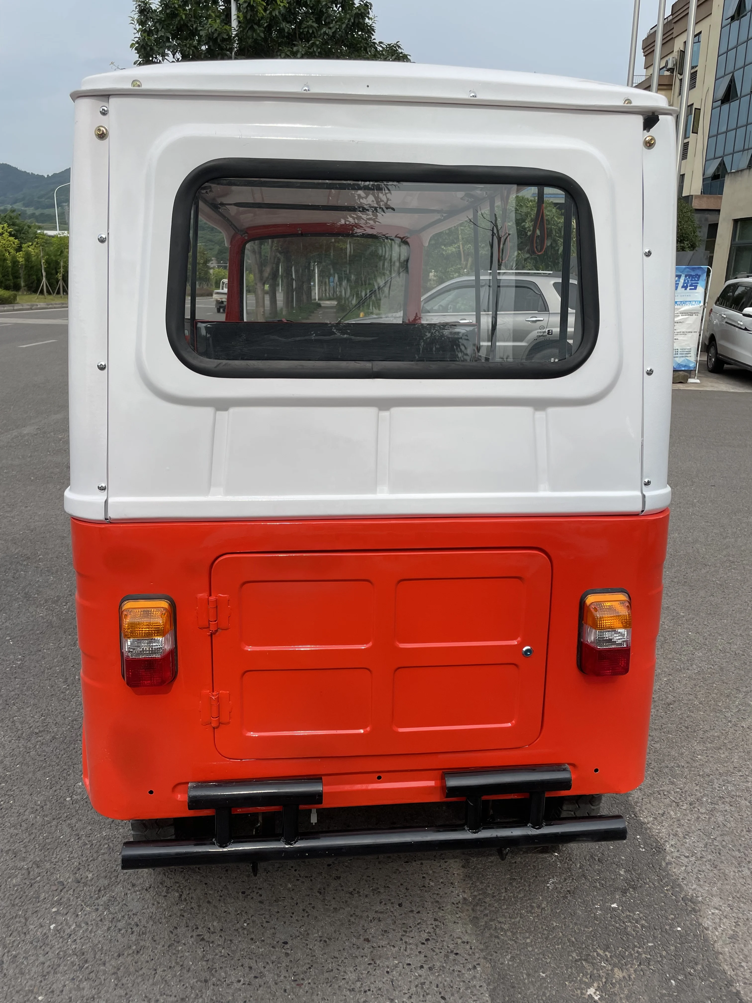 150CC 200CC 250CC Passenger Motorcycle Tricycle Three Wheeler Tricycle with Sunshade Cabin Cover