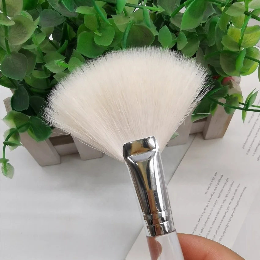 Natural Super Soft Fluffy White Wool Goat Hair Fan Brush Large Highlight Brush Blush Powder Facial Makeup Brush