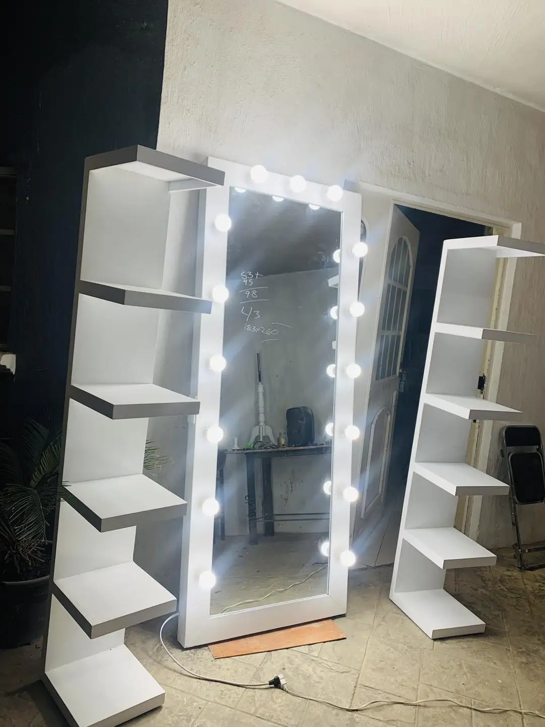 European Simple Design Sense Lark Wall Hanging Bookshelf Display Shelf for Wall Decor