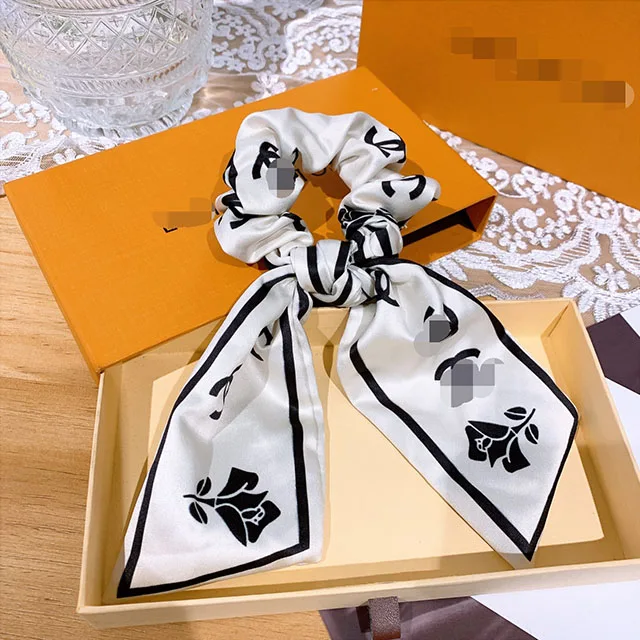 
2021 Customized Retro Silk Printed Cartoon Ribbon Hair Tie Rubber Band Srunchies Ladies Fashion Accessories 