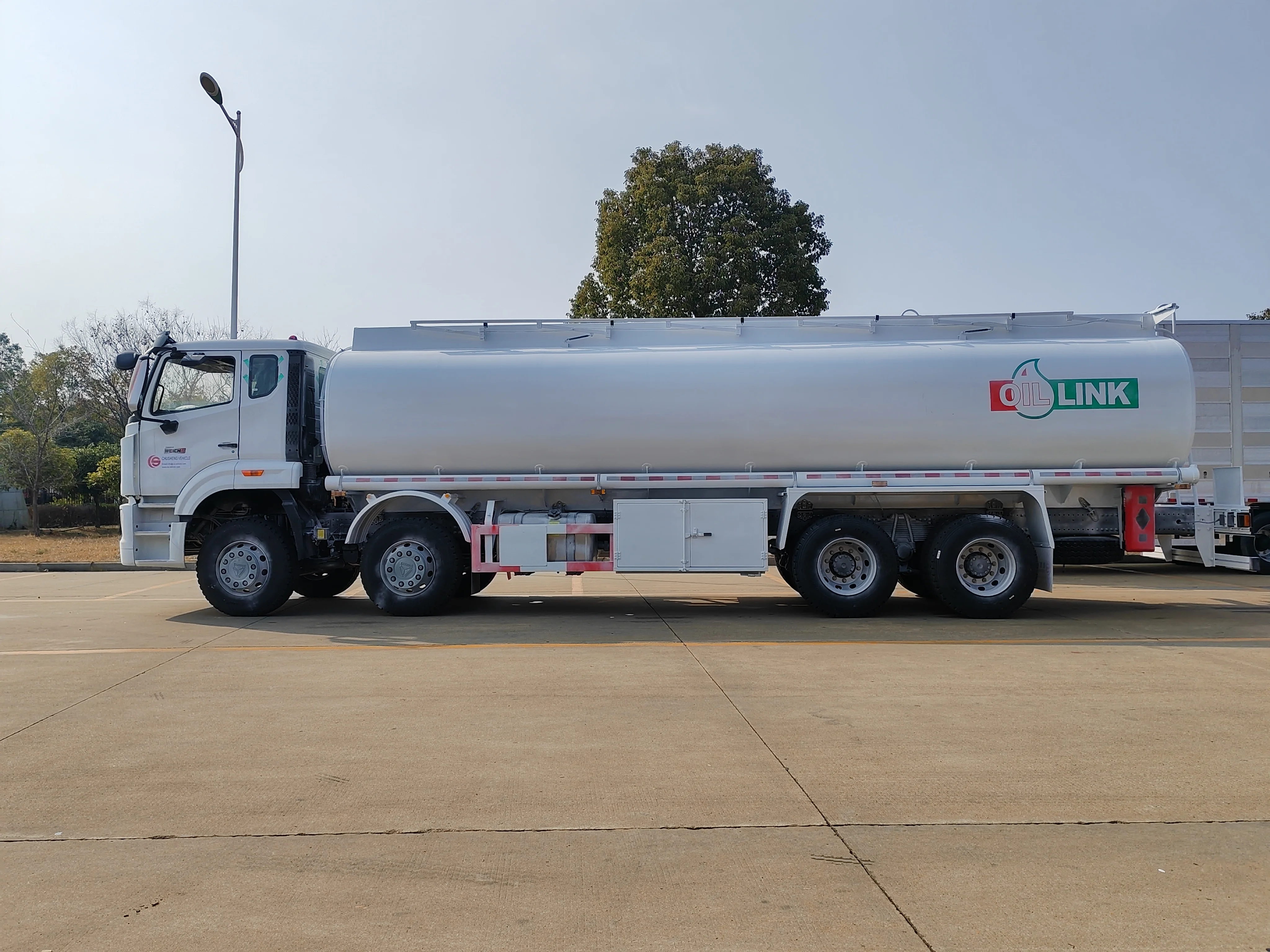 Heavy Duty Sinotruck HOWO 8X4 Diesel Tank Oil Fuel Transport Fuel Delivery Tanker Truck